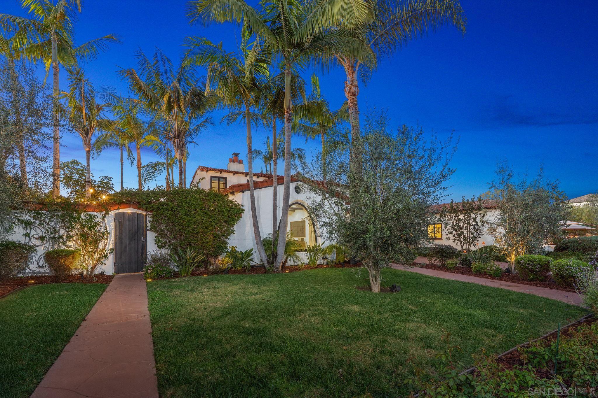 Detail Gallery Image 4 of 65 For 2318  Plum St, San Diego,  CA 92106 - 4 Beds | 4/1 Baths