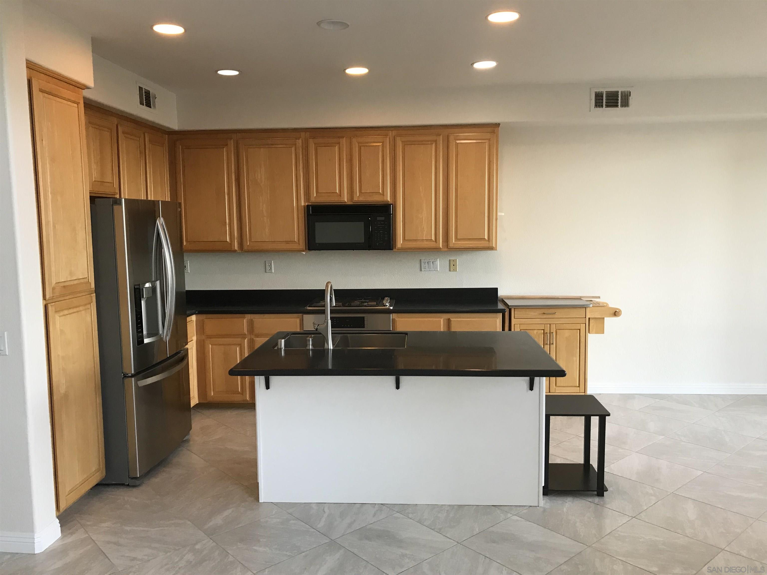 Detail Gallery Image 4 of 46 For 1736  Bluebird, Carlsbad,  CA 92011 - 2 Beds | 2/1 Baths