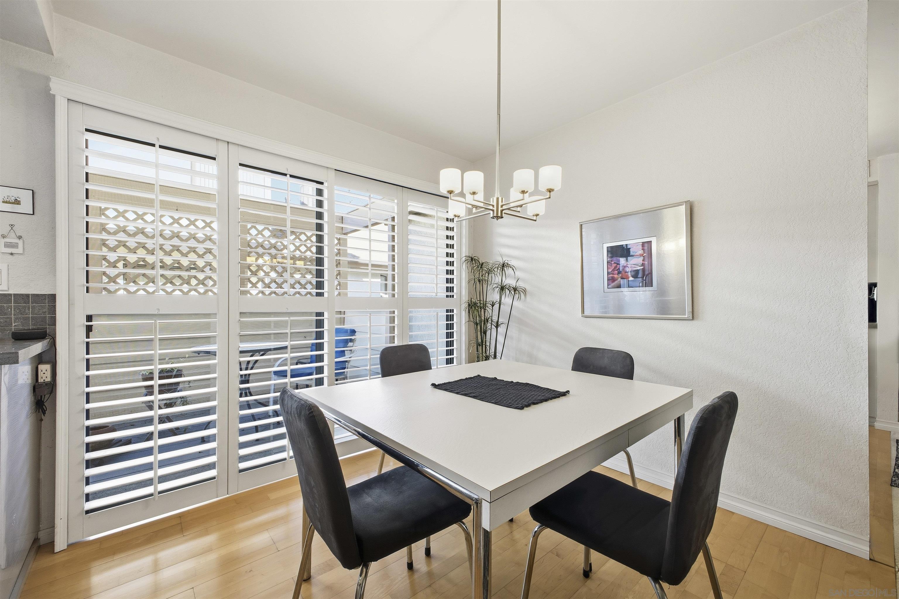 Detail Gallery Image 11 of 31 For 4595  Chateau Drive, San Diego,  CA 92117 - 2 Beds | 2/1 Baths