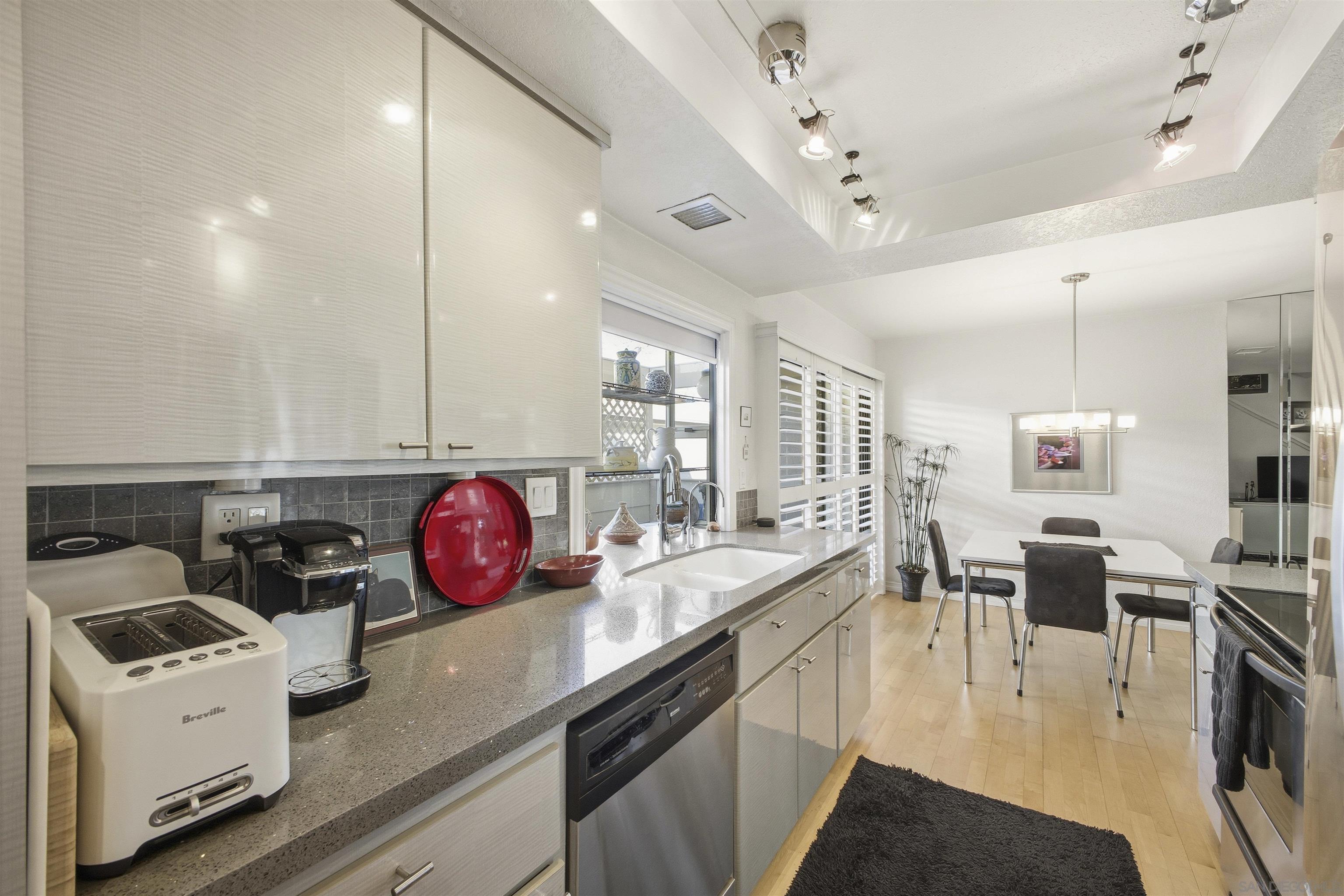 Detail Gallery Image 9 of 31 For 4595  Chateau Drive, San Diego,  CA 92117 - 2 Beds | 2/1 Baths