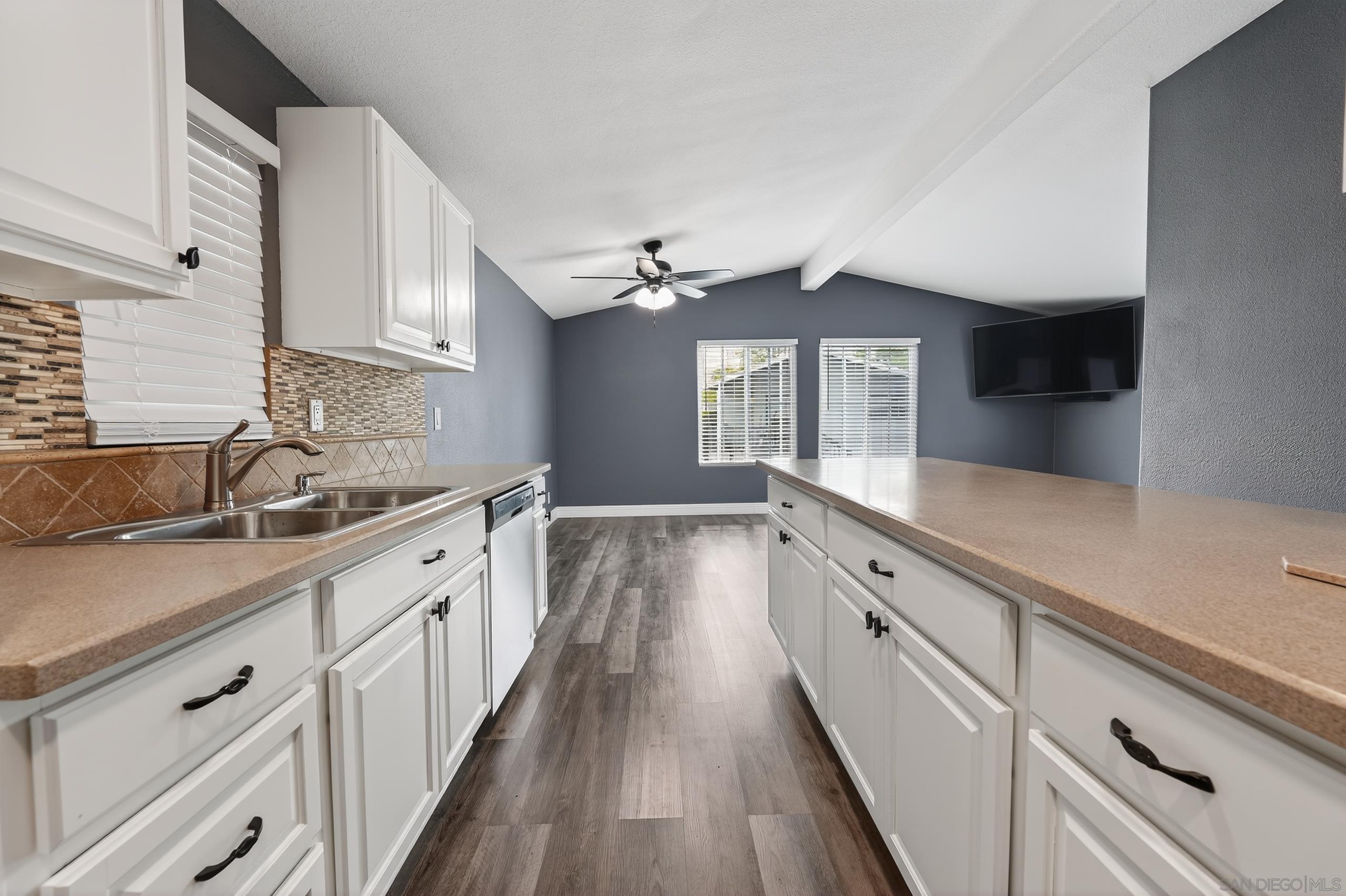 Detail Gallery Image 6 of 21 For 220  Camino Corto  Spc 100,  Vista,  CA 92083 - 5 Beds | 2 Baths