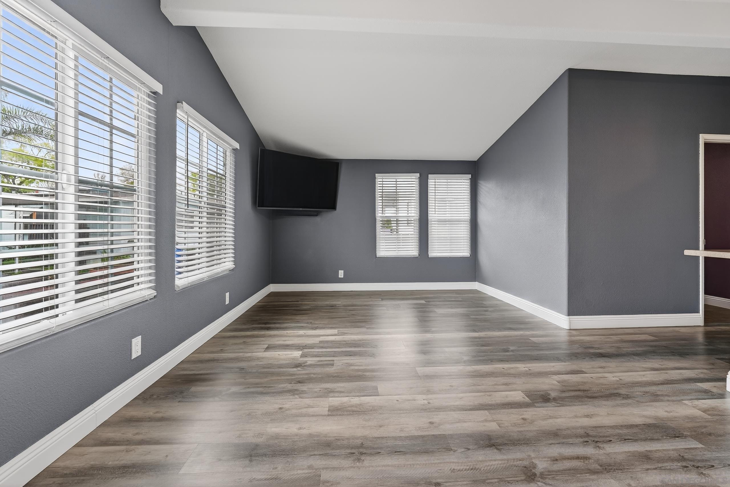 Detail Gallery Image 10 of 21 For 220  Camino Corto  Spc 100,  Vista,  CA 92083 - 5 Beds | 2 Baths