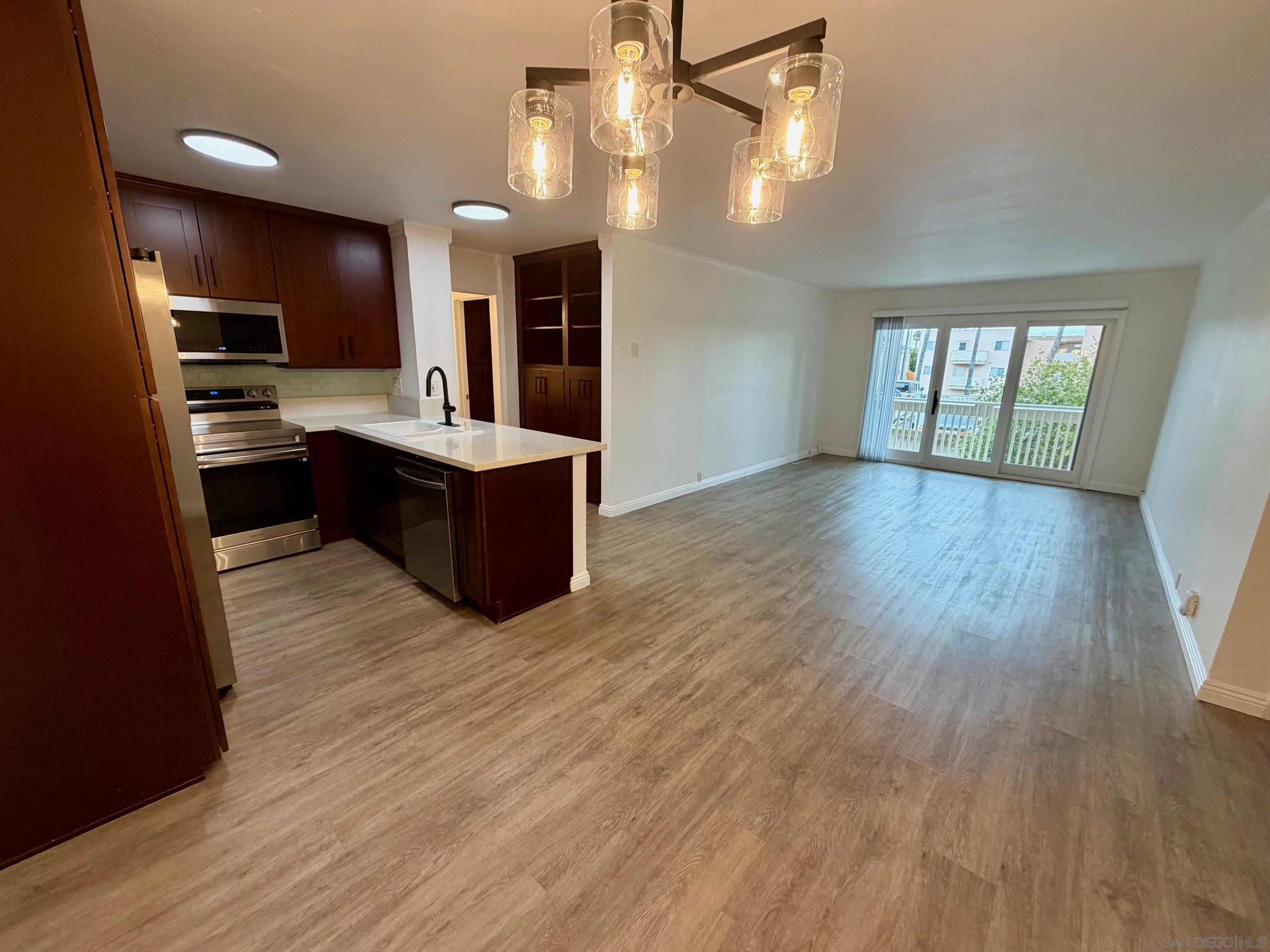 Detail Gallery Image 7 of 22 For 1885  Diamond St.  #2-211,  San Diego,  CA 92109 - 2 Beds | 2 Baths