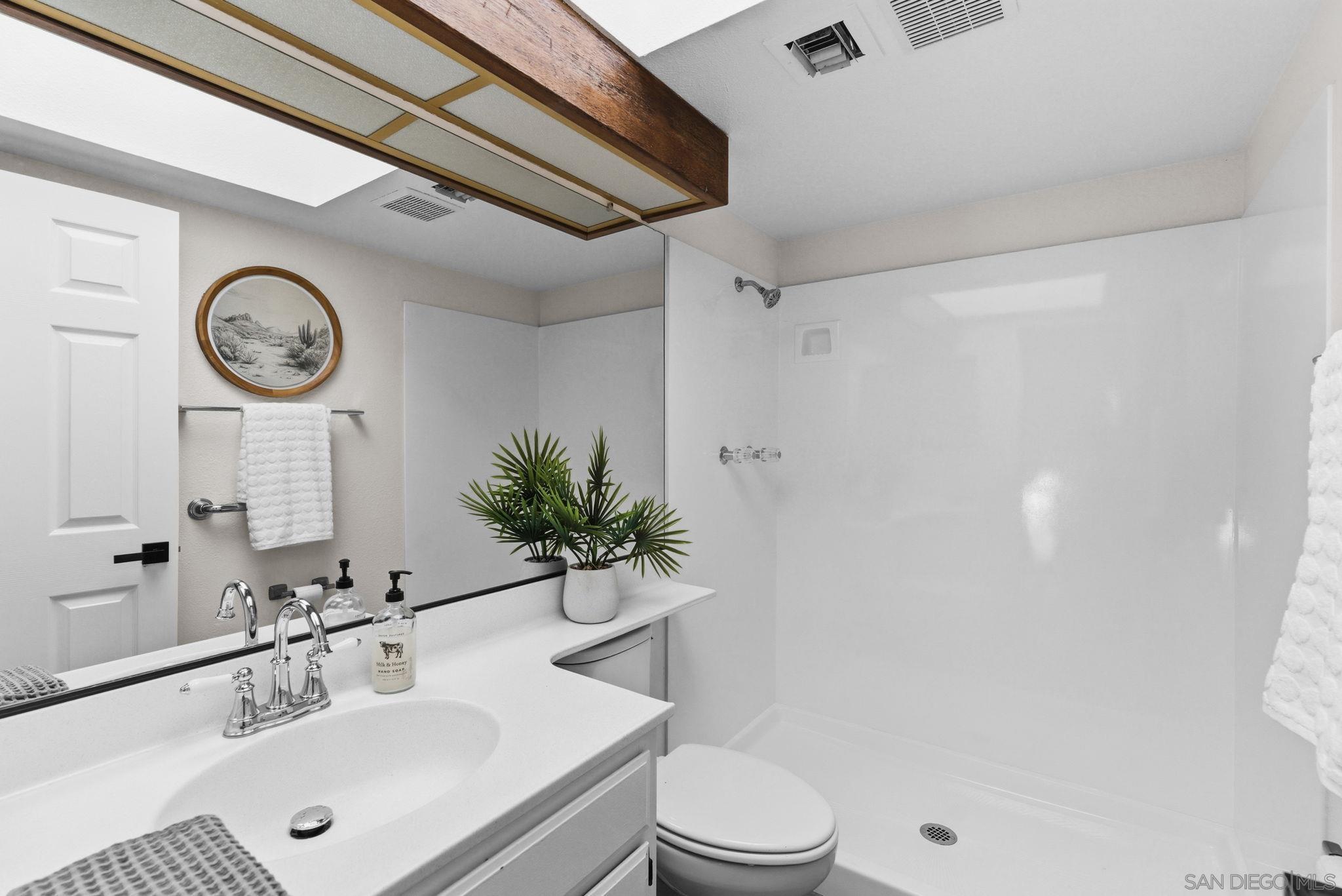 Detail Gallery Image 12 of 18 For 8665  Circle R Valley Ln, Escondido,  CA 92026 - 2 Beds | 2 Baths