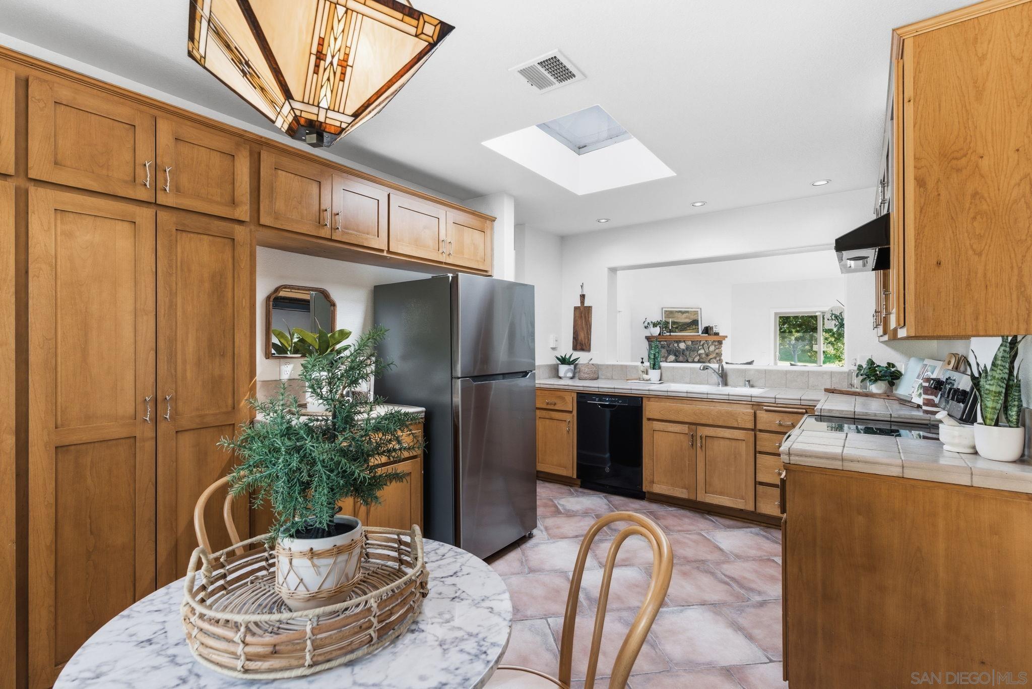 Detail Gallery Image 3 of 18 For 8665  Circle R Valley Ln, Escondido,  CA 92026 - 2 Beds | 2 Baths