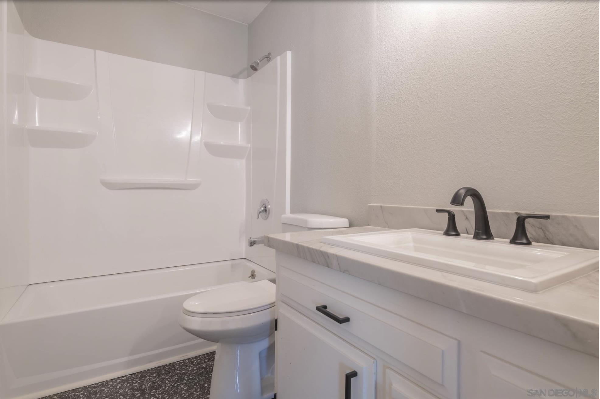 Detail Gallery Image 11 of 25 For 811 W Nutmeg St  103, San Diego,  CA 92103 - 2 Beds | 2 Baths