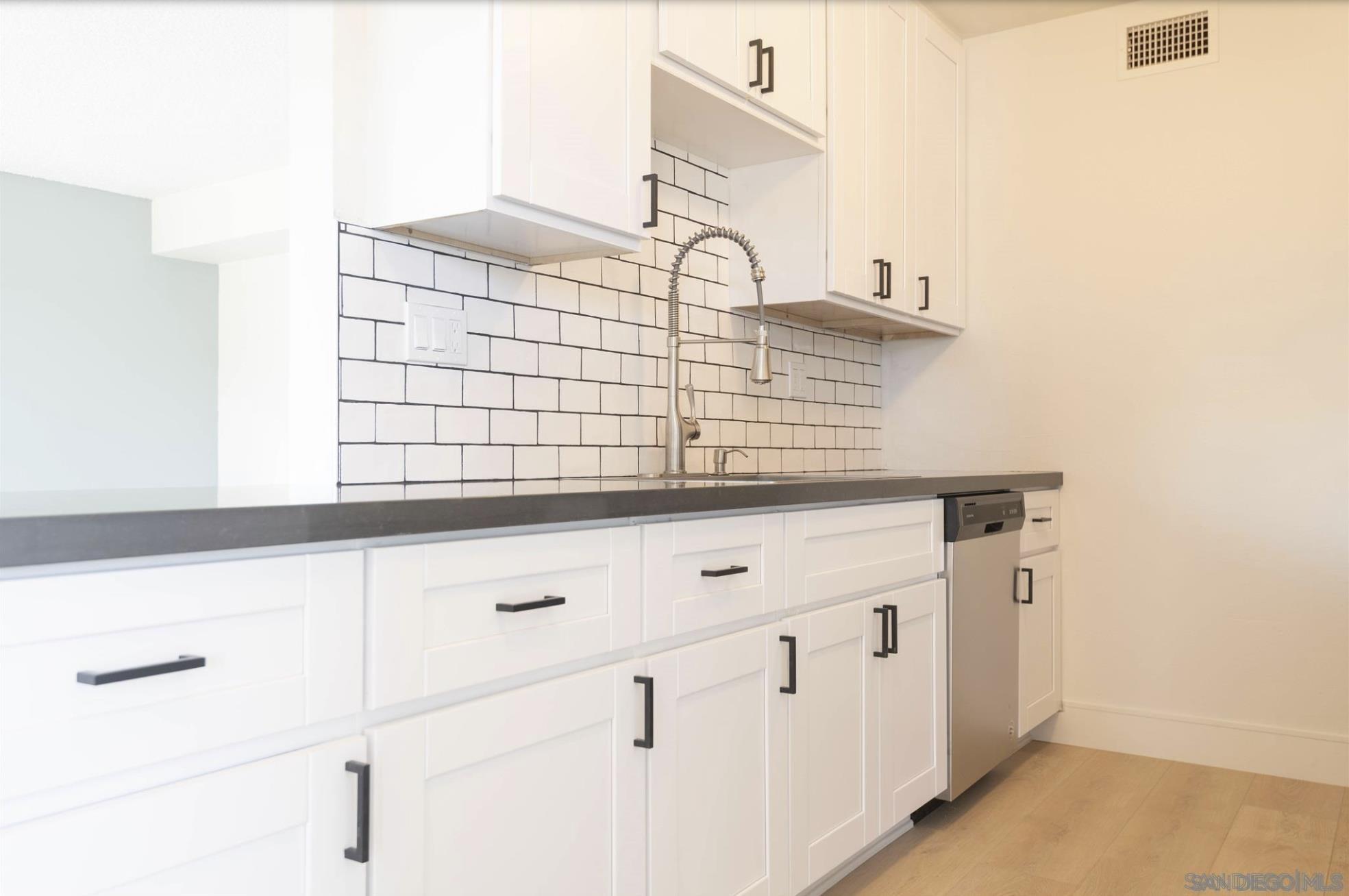 Detail Gallery Image 4 of 25 For 811 W Nutmeg St  103, San Diego,  CA 92103 - 2 Beds | 2 Baths