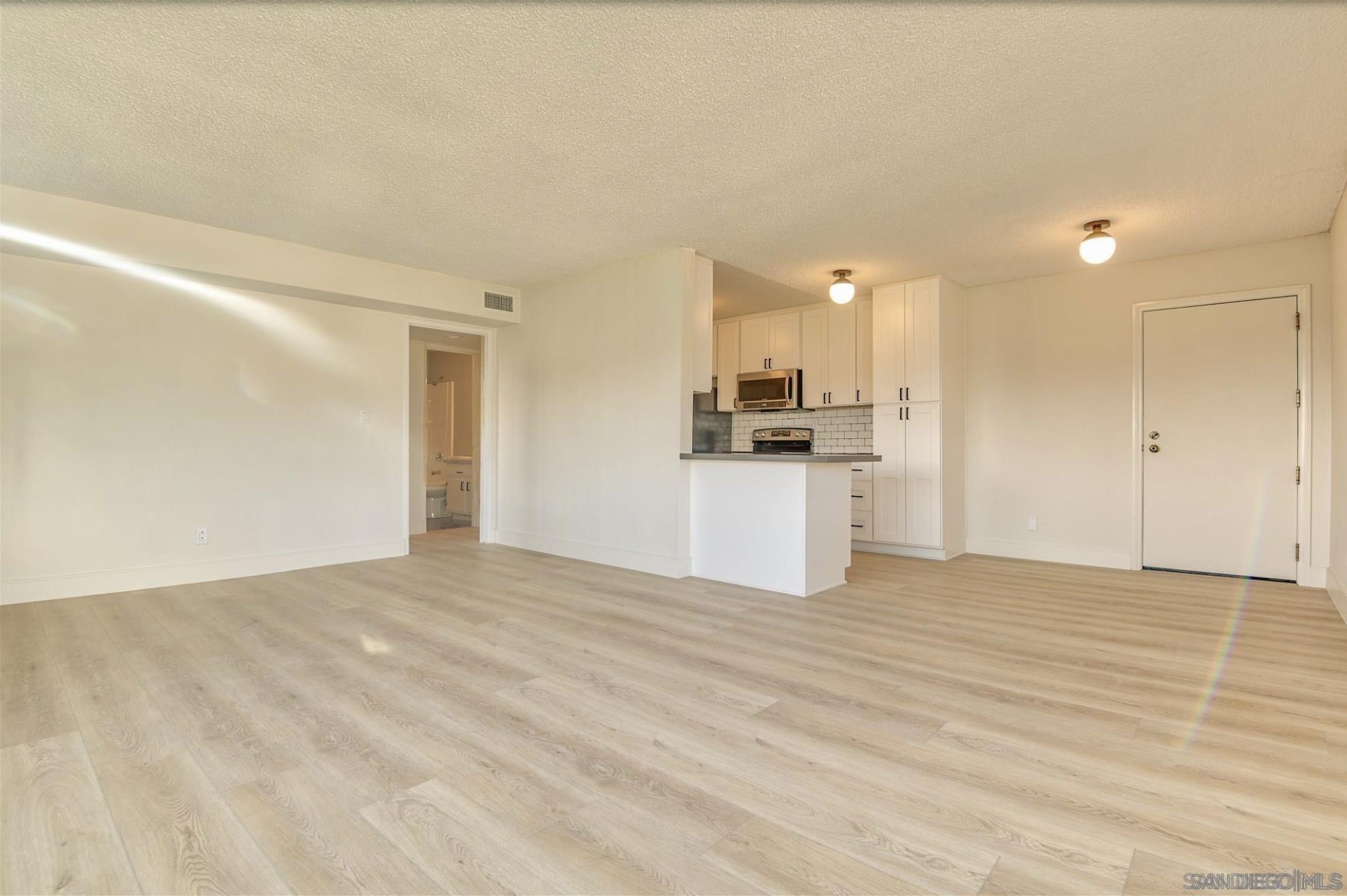 Detail Gallery Image 9 of 25 For 811 W Nutmeg St  103, San Diego,  CA 92103 - 2 Beds | 2 Baths