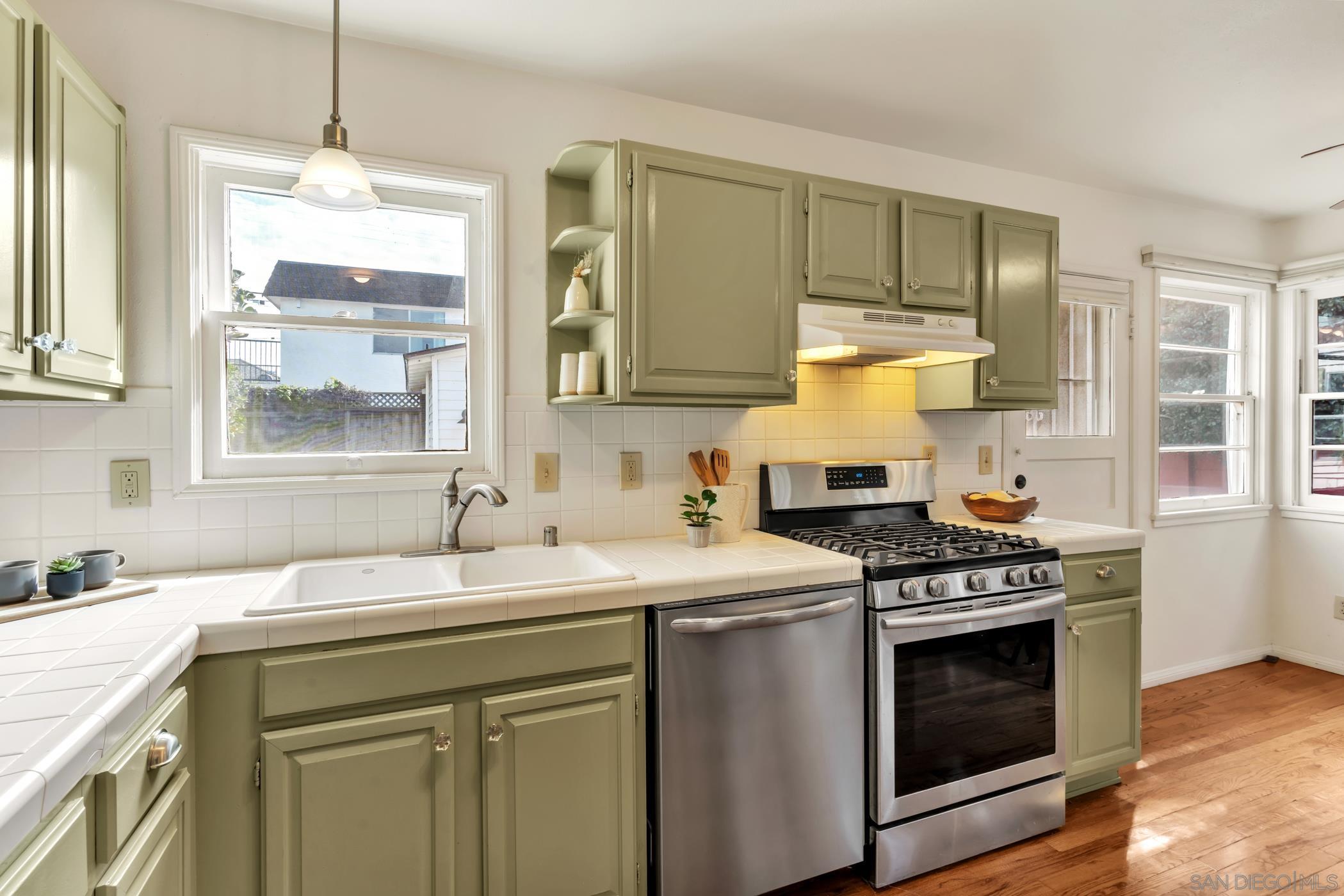 Detail Gallery Image 18 of 43 For 241-243  F Avenue, Coronado,  CA 92118 - 6 Beds | 4 Baths