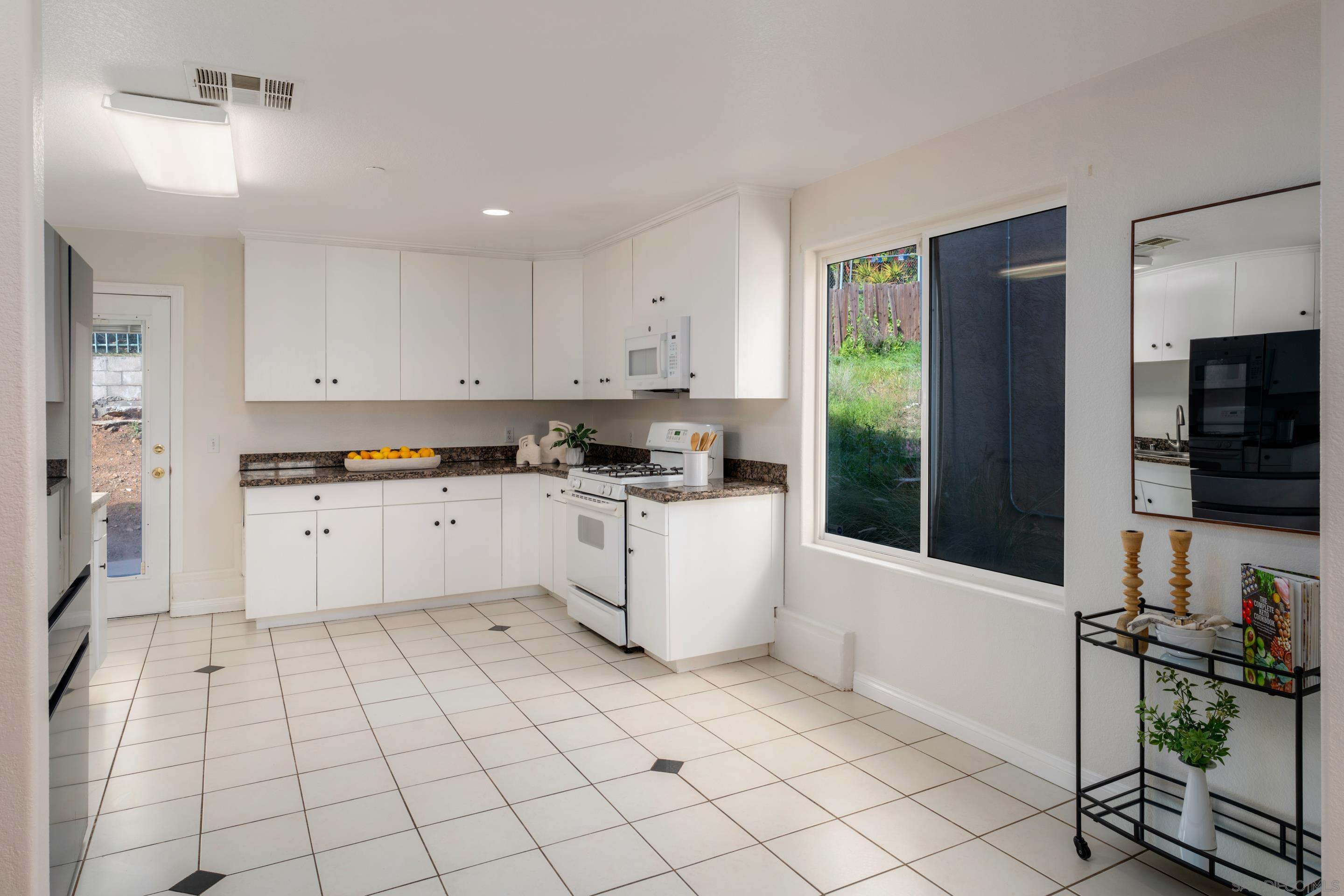 Detail Gallery Image 15 of 44 For 1626  La Presa Ave, Spring Valley,  CA 91977 - 4 Beds | 2/1 Baths