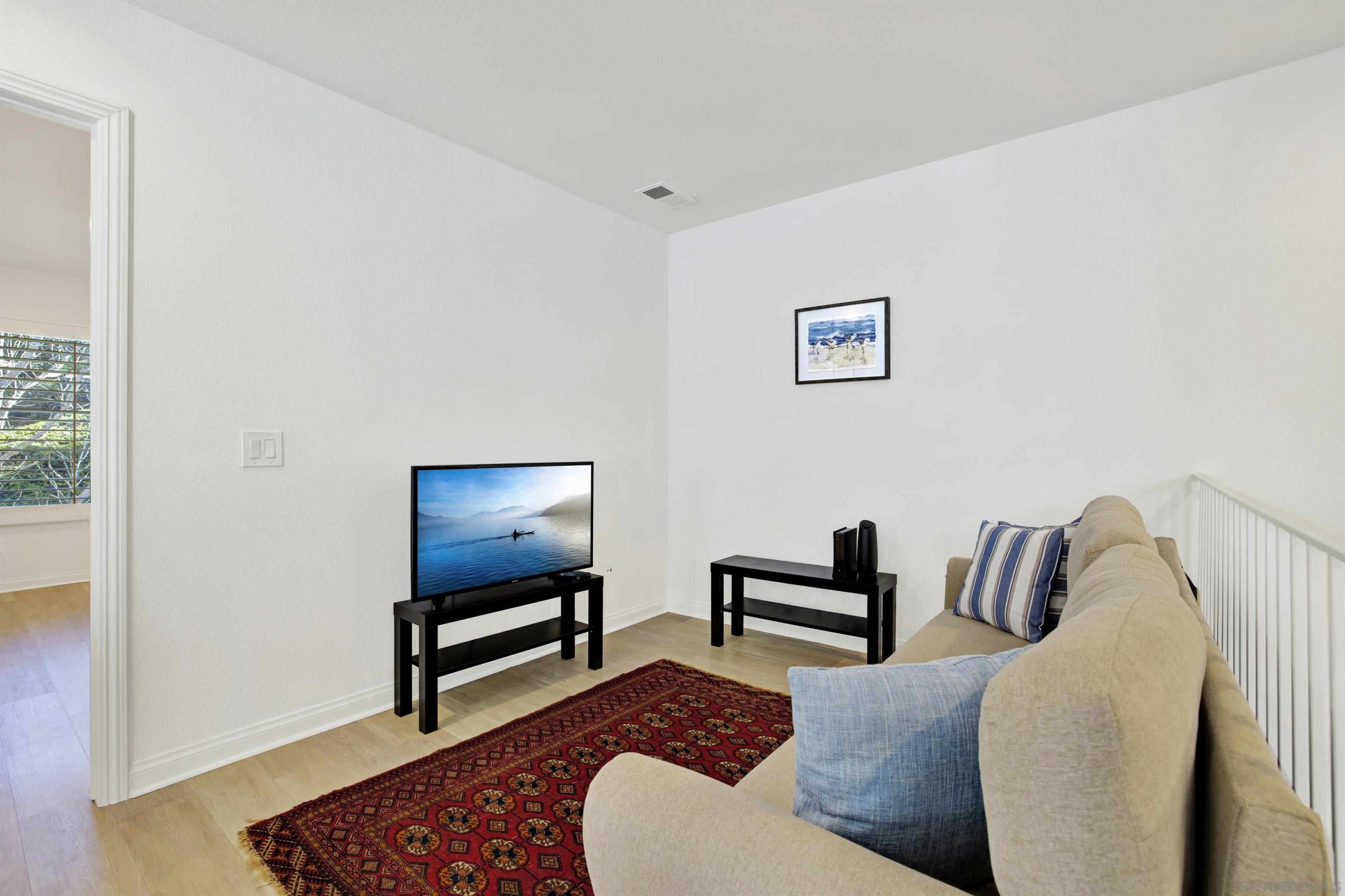 Detail Gallery Image 11 of 18 For 13529  Jadestone Way, San Diego,  CA 92130 - 3 Beds | 2/1 Baths