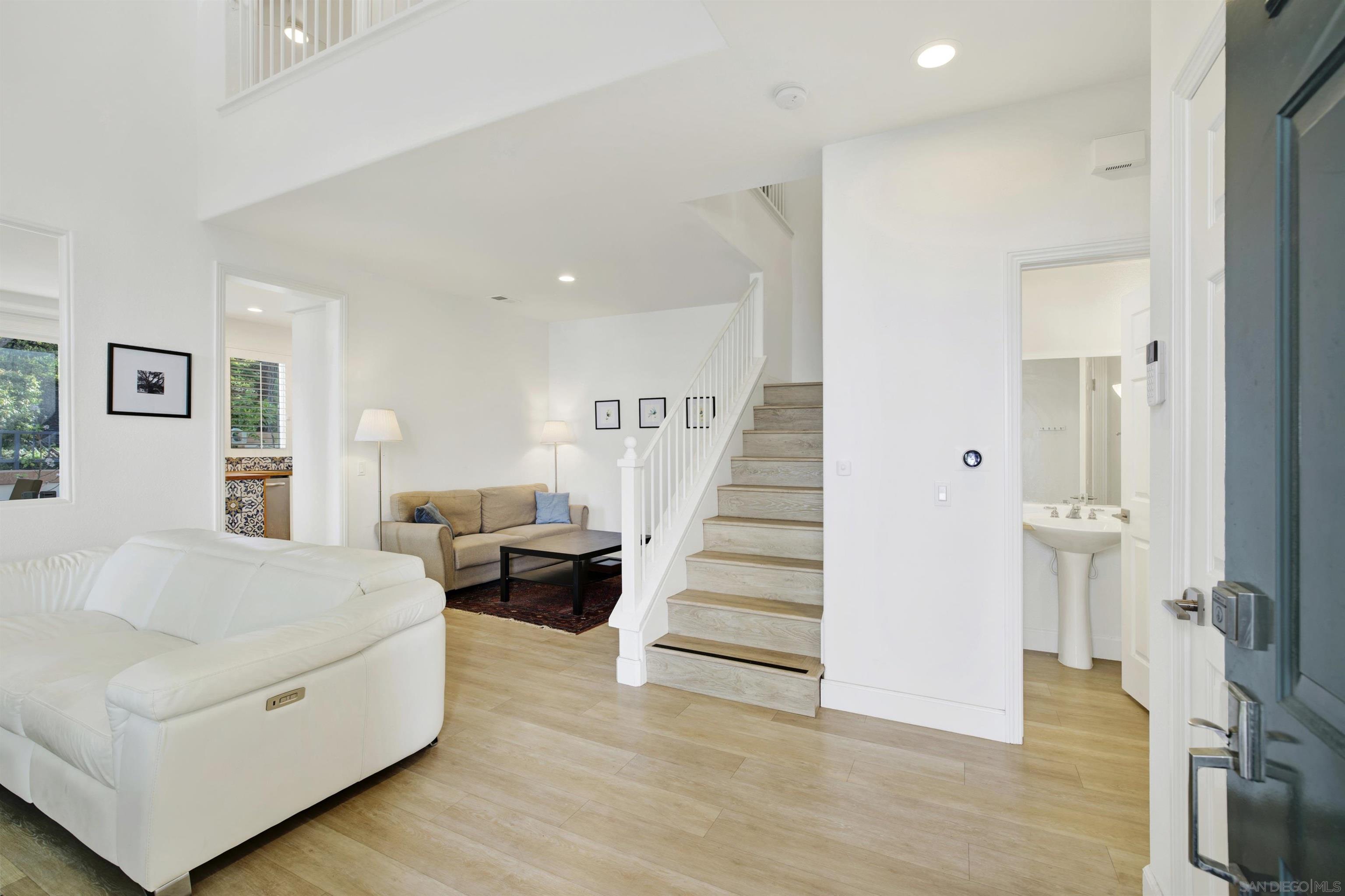 Detail Gallery Image 3 of 18 For 13529  Jadestone Way, San Diego,  CA 92130 - 3 Beds | 2/1 Baths