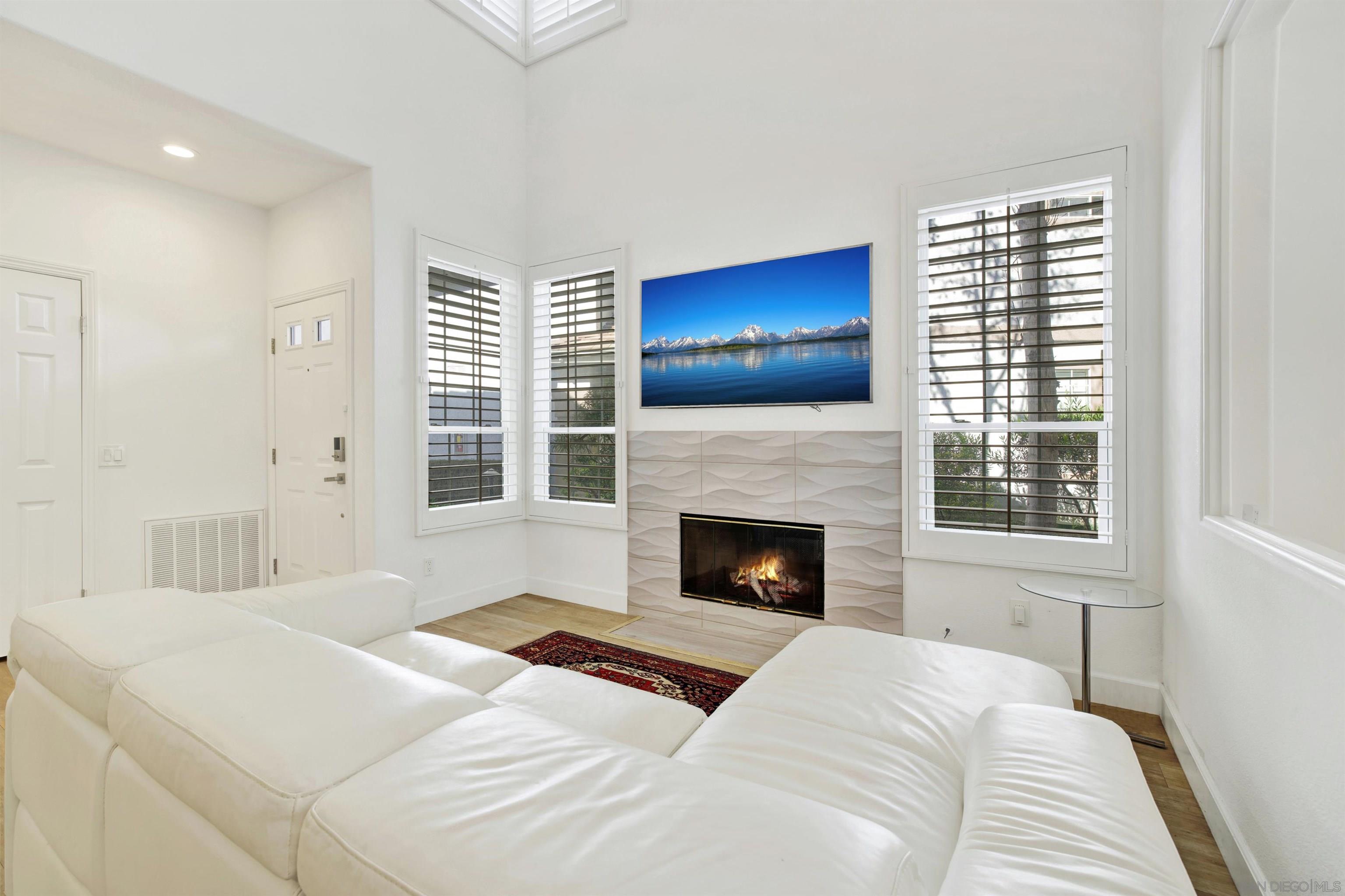 Detail Gallery Image 8 of 18 For 13529  Jadestone Way, San Diego,  CA 92130 - 3 Beds | 2/1 Baths