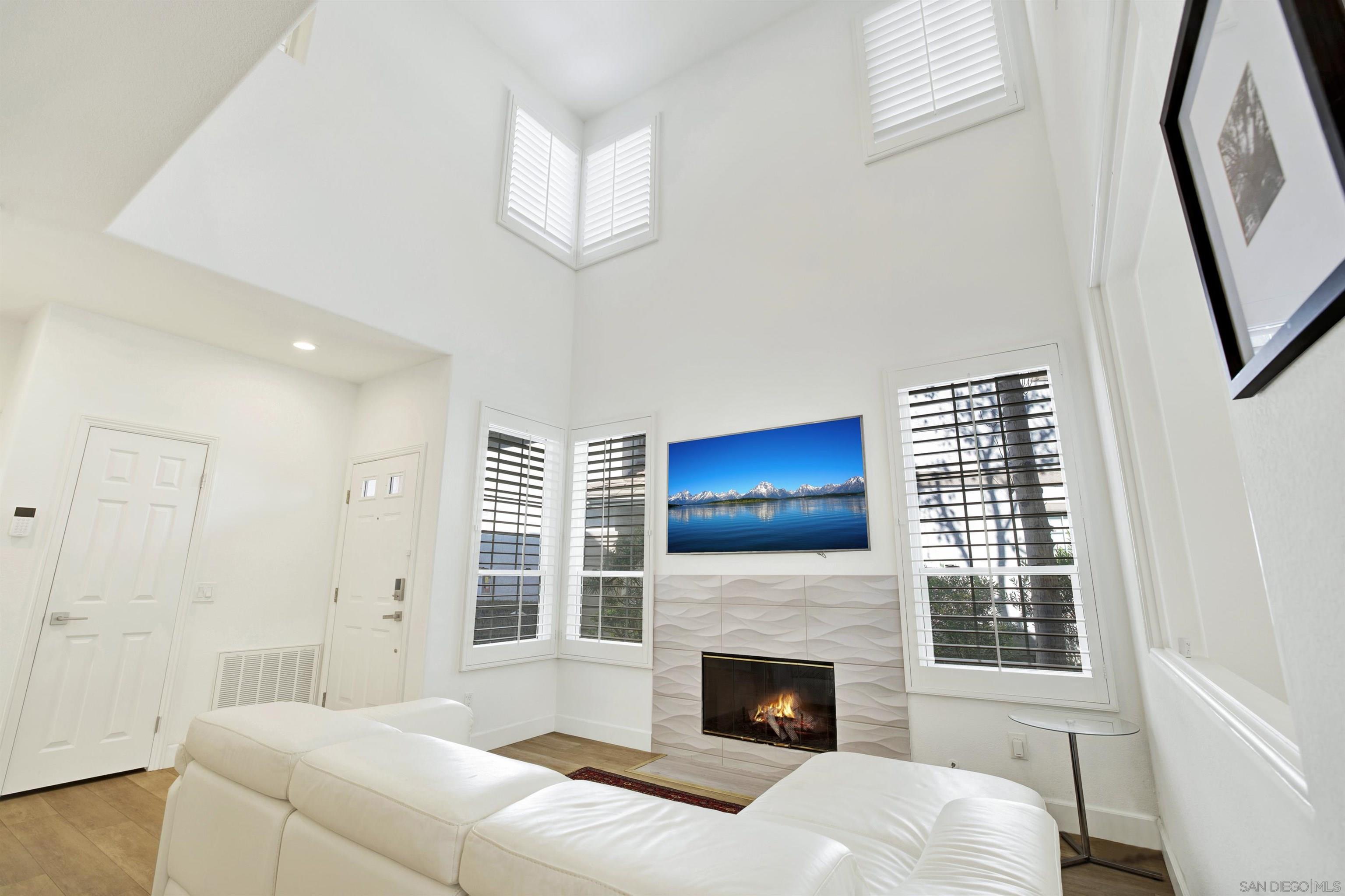 Detail Gallery Image 9 of 18 For 13529  Jadestone Way, San Diego,  CA 92130 - 3 Beds | 2/1 Baths