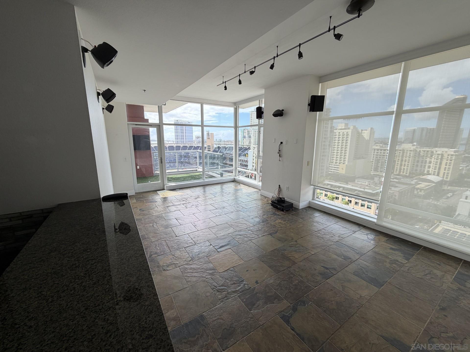 Detail Gallery Image 10 of 27 For 427  9th Ave  #1402,  San Diego,  CA 92101 - 2 Beds | 2 Baths