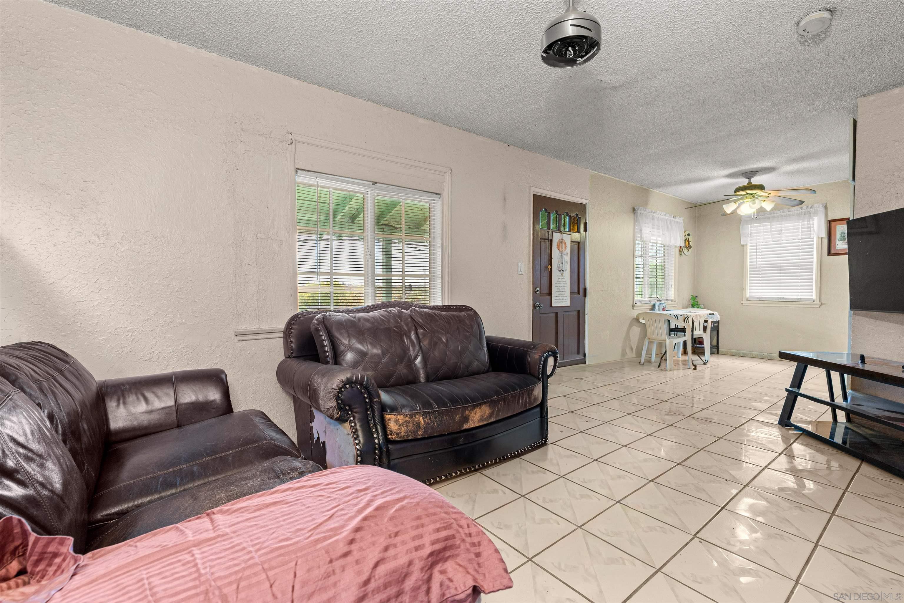 Detail Gallery Image 5 of 7 For 108 S Chestnut St, Lake Elsinore,  CA 92530 - 2 Beds | 1/1 Baths