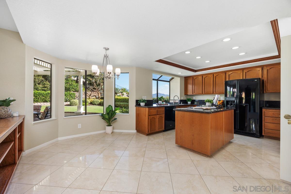 Detail Gallery Image 12 of 46 For 11930  Calle Suntuoso, San Diego,  CA 92128 - 5 Beds | 3 Baths