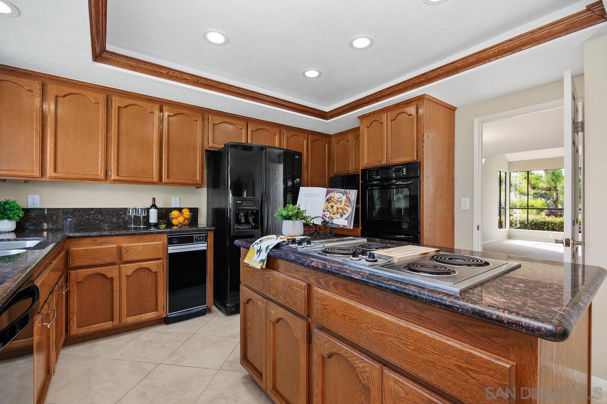 Detail Gallery Image 13 of 46 For 11930  Calle Suntuoso, San Diego,  CA 92128 - 5 Beds | 3 Baths