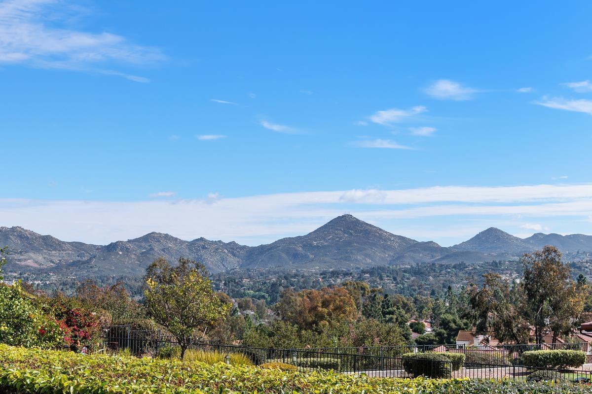 Detail Gallery Image 5 of 46 For 11930  Calle Suntuoso, San Diego,  CA 92128 - 5 Beds | 3 Baths