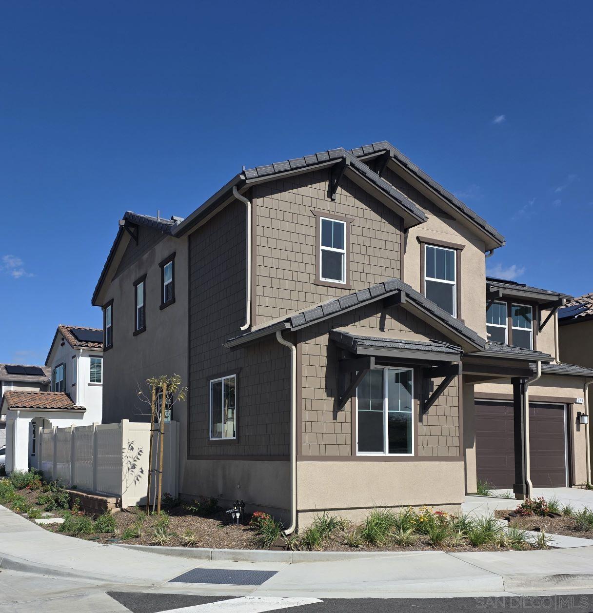 Detail Gallery Image 2 of 6 For 724  Kingbird Loop, Oceanside,  CA 92058 - 3 Beds | 2/1 Baths
