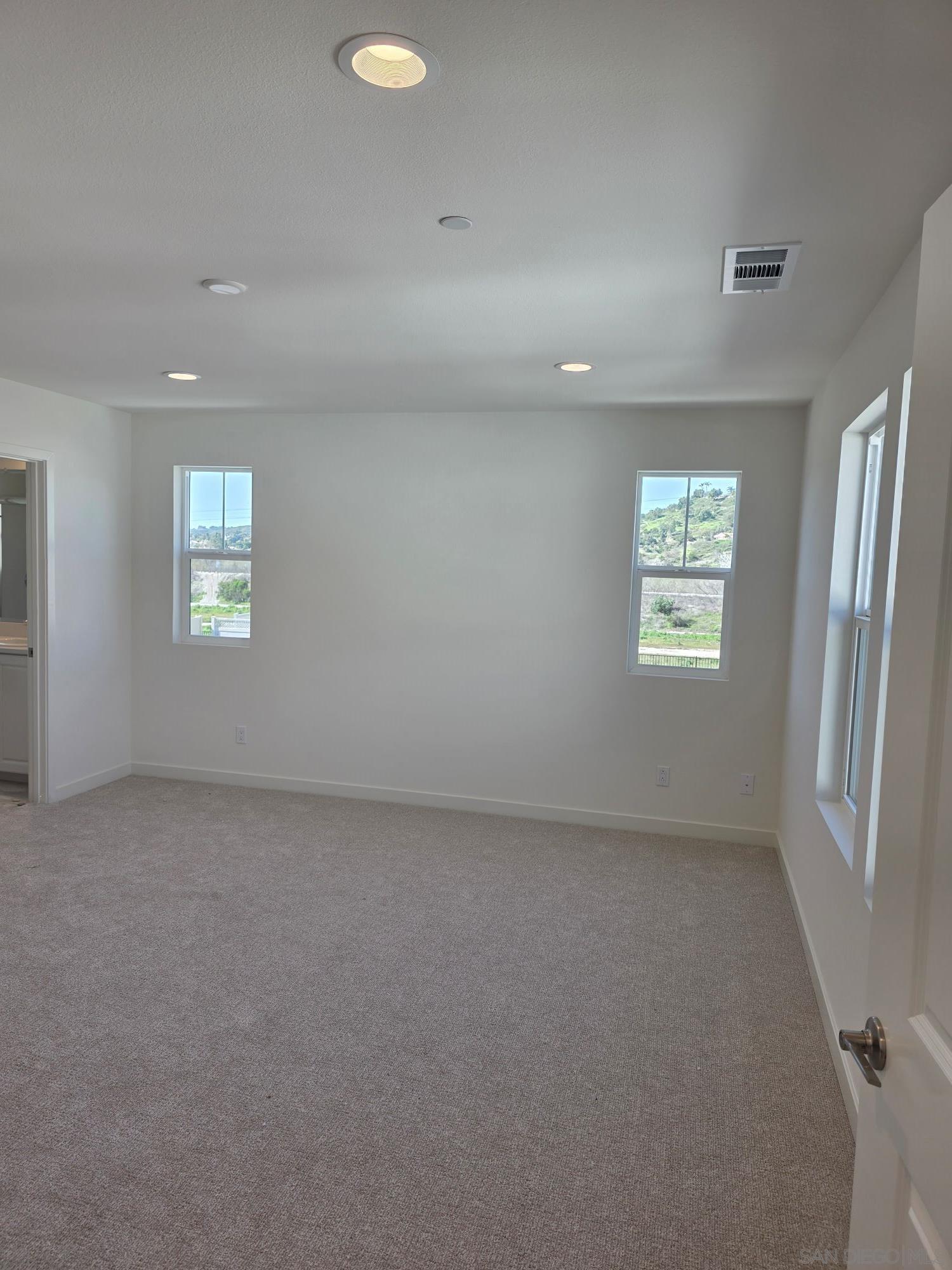 Detail Gallery Image 4 of 6 For 724  Kingbird Loop, Oceanside,  CA 92058 - 3 Beds | 2/1 Baths