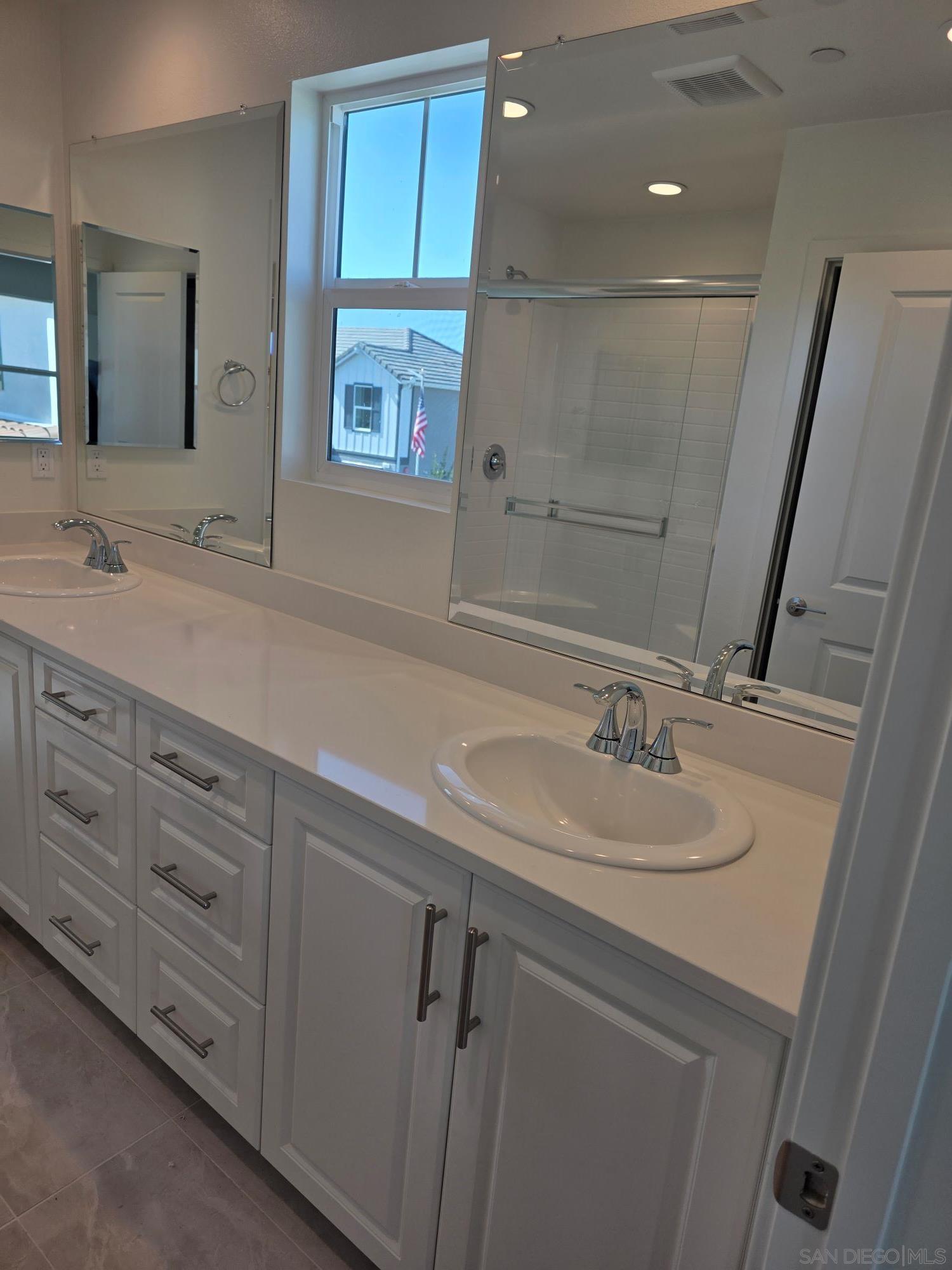 Detail Gallery Image 5 of 6 For 724  Kingbird Loop, Oceanside,  CA 92058 - 3 Beds | 2/1 Baths
