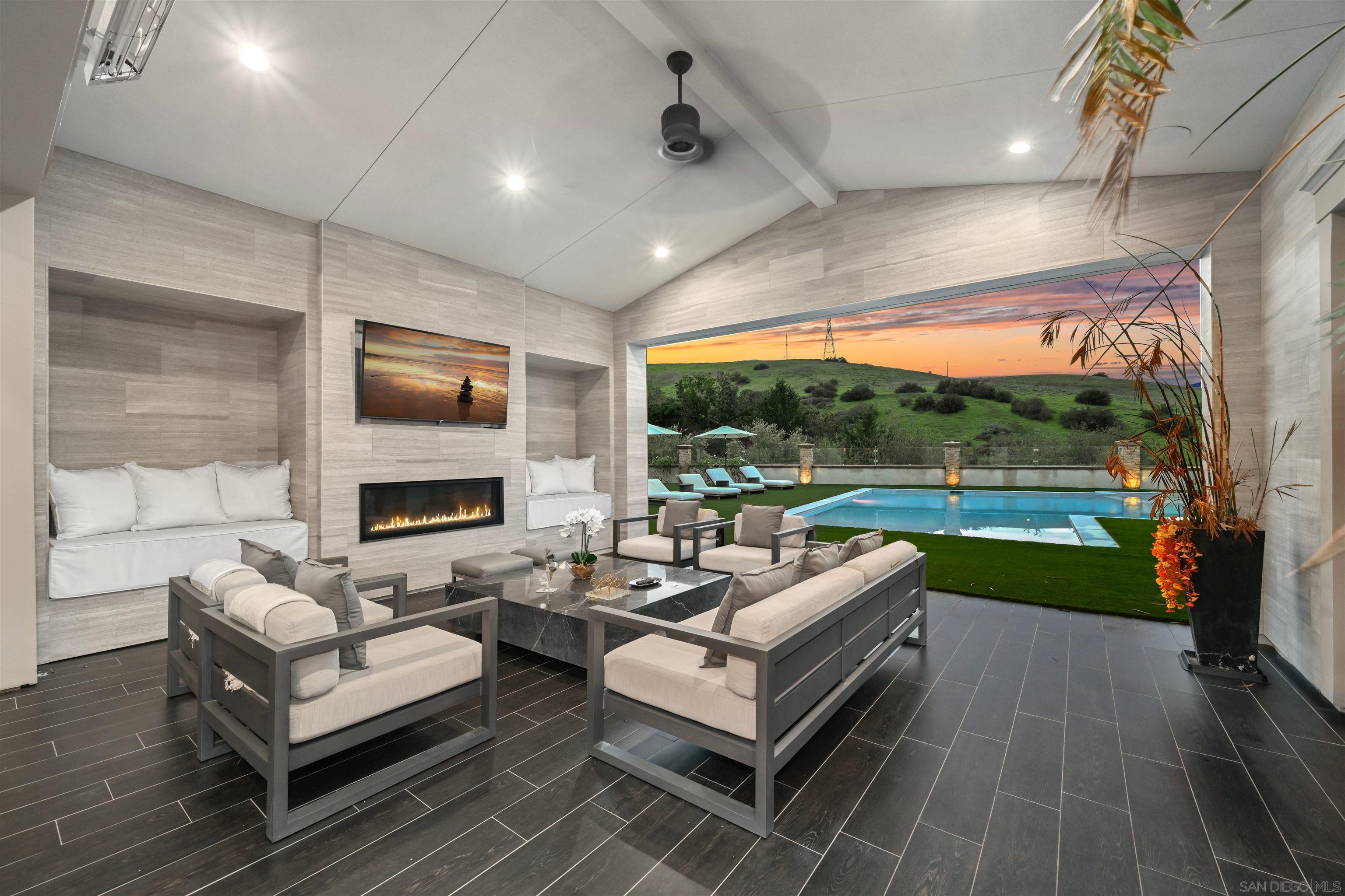 Detail Gallery Image 9 of 43 For 14849  Chesfield Ct, San Diego,  CA 92127 - 5 Beds | 5/1 Baths