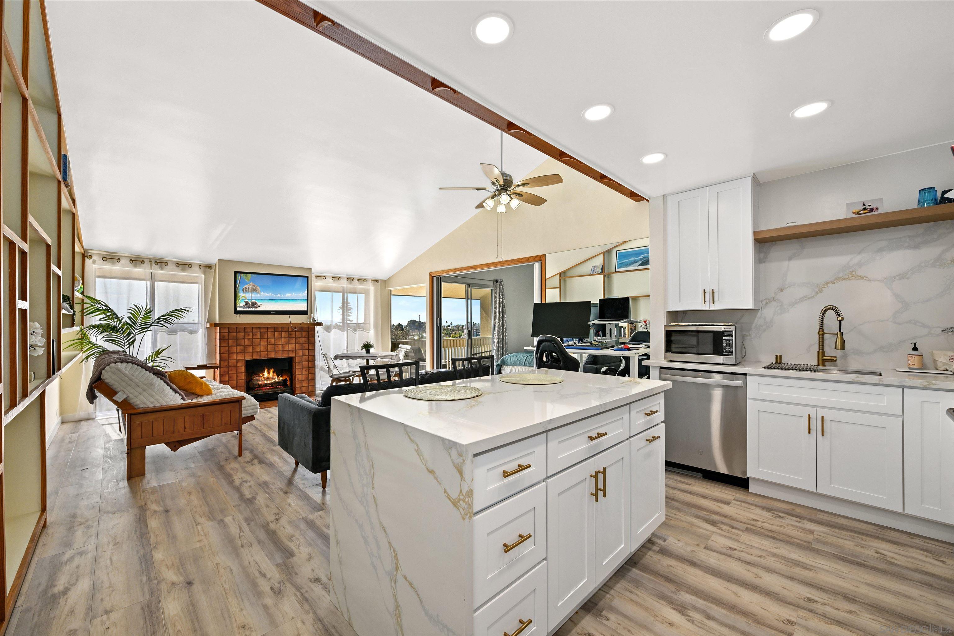 Detail Gallery Image 4 of 29 For 1855  Diamond St  #5-327,  San Diego,  CA 92109 - 1 Beds | 2 Baths