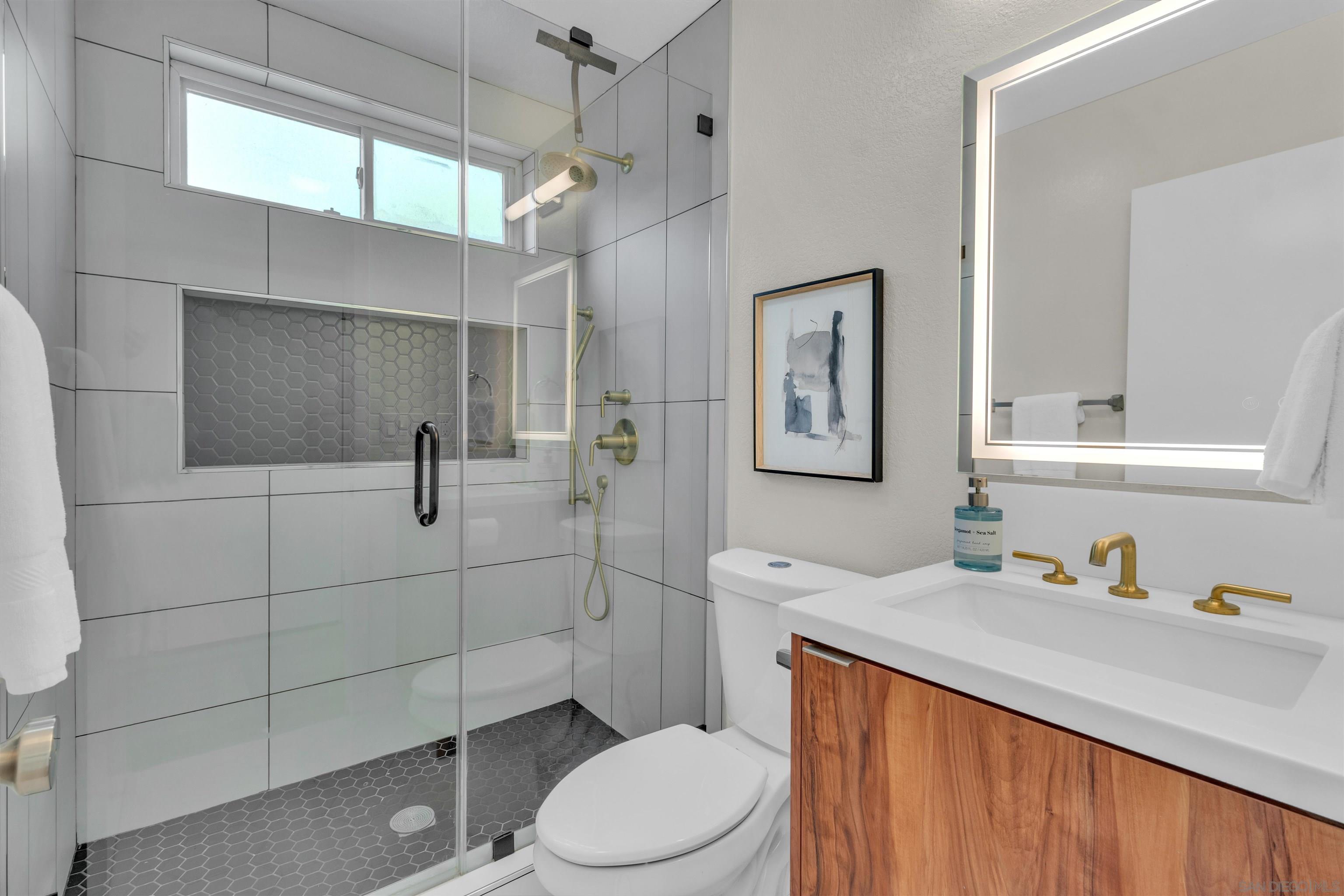 Detail Gallery Image 15 of 50 For 13070  Roundup Ave, San Diego,  CA 92129 - 4 Beds | 4 Baths