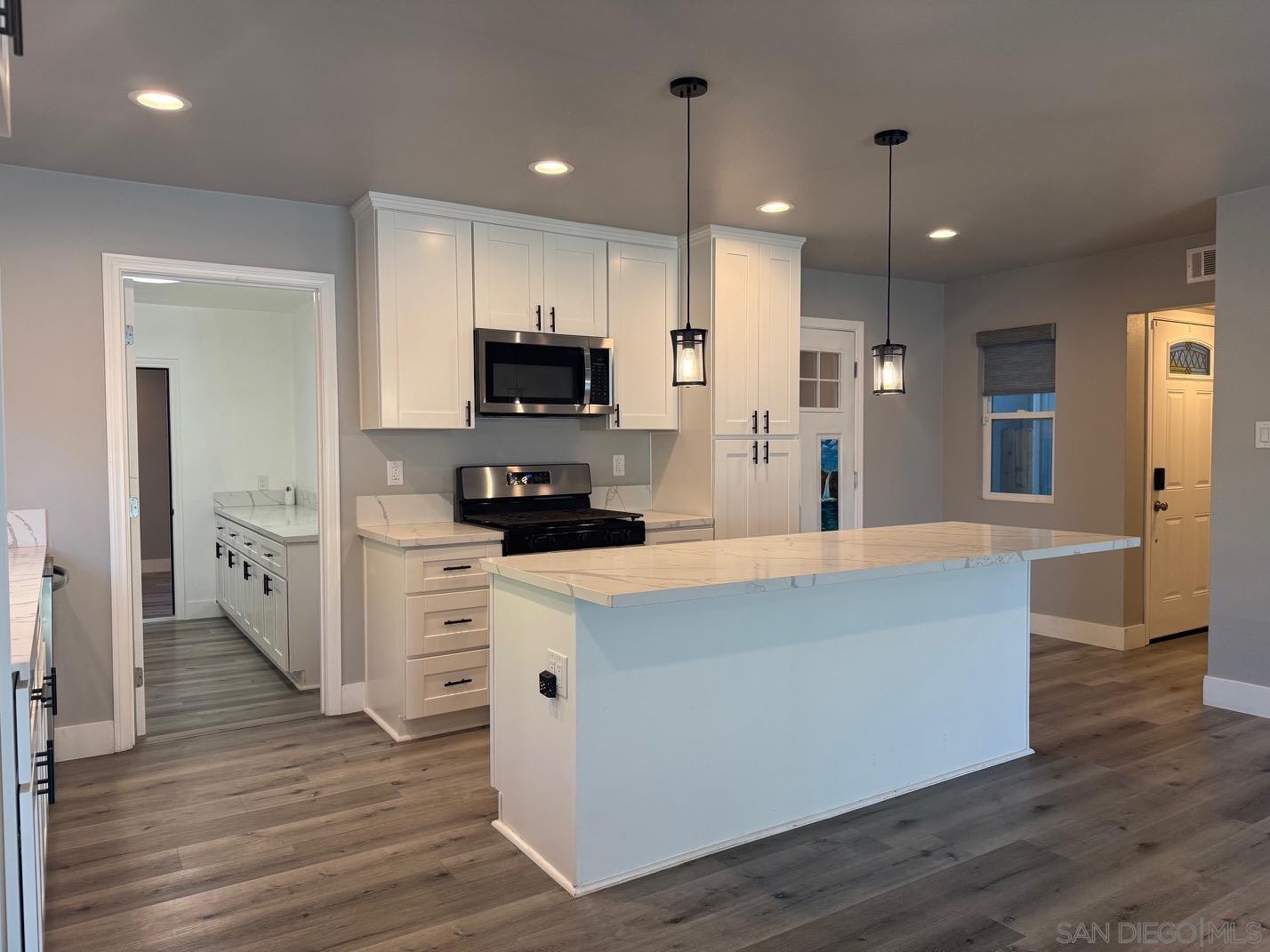 Detail Gallery Image 2 of 18 For 3516  Las Vegas Dr, Oceanside,  CA 92054 - 3 Beds | 2 Baths