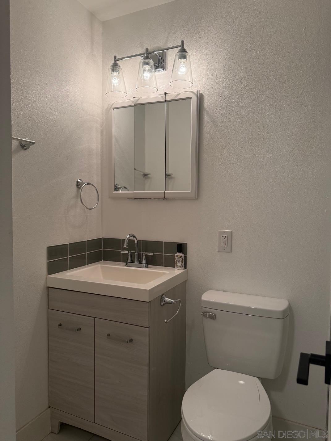 Detail Gallery Image 12 of 18 For 3516  Las Vegas Dr, Oceanside,  CA 92054 - 3 Beds | 2 Baths