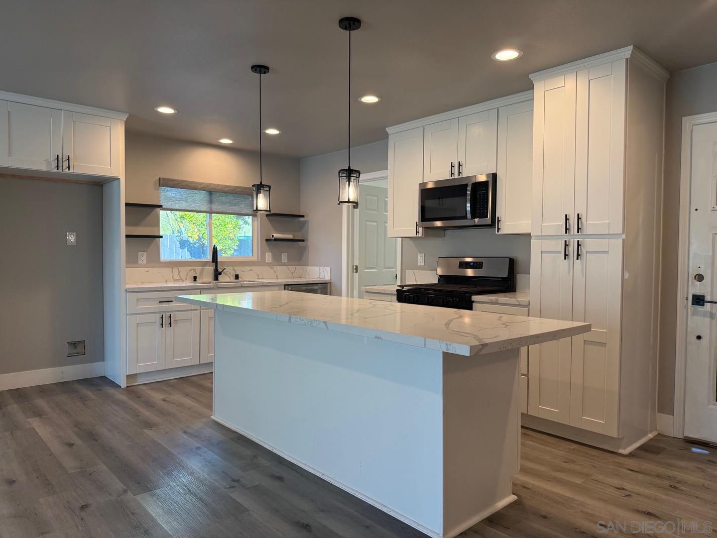 Detail Gallery Image 3 of 18 For 3516  Las Vegas Dr, Oceanside,  CA 92054 - 3 Beds | 2 Baths