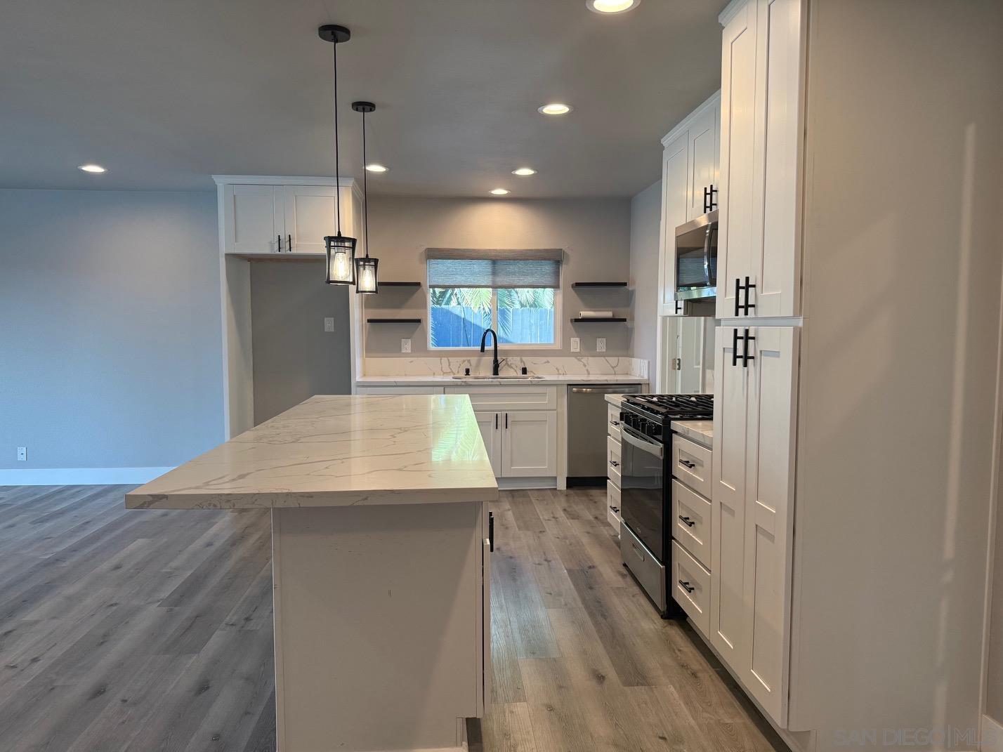 Detail Gallery Image 4 of 18 For 3516  Las Vegas Dr, Oceanside,  CA 92054 - 3 Beds | 2 Baths