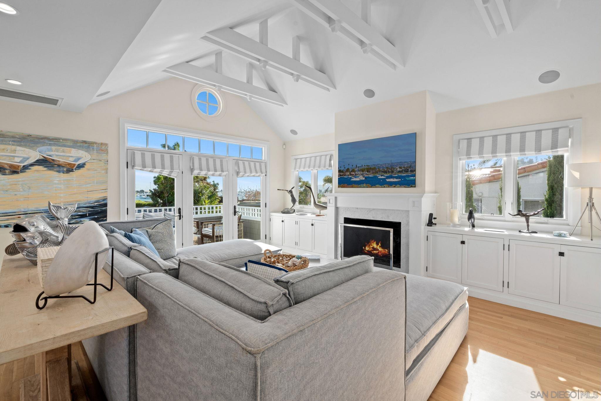 Detail Gallery Image 11 of 46 For 924  Scott St, San Diego,  CA 92106 - 4 Beds | 3/1 Baths