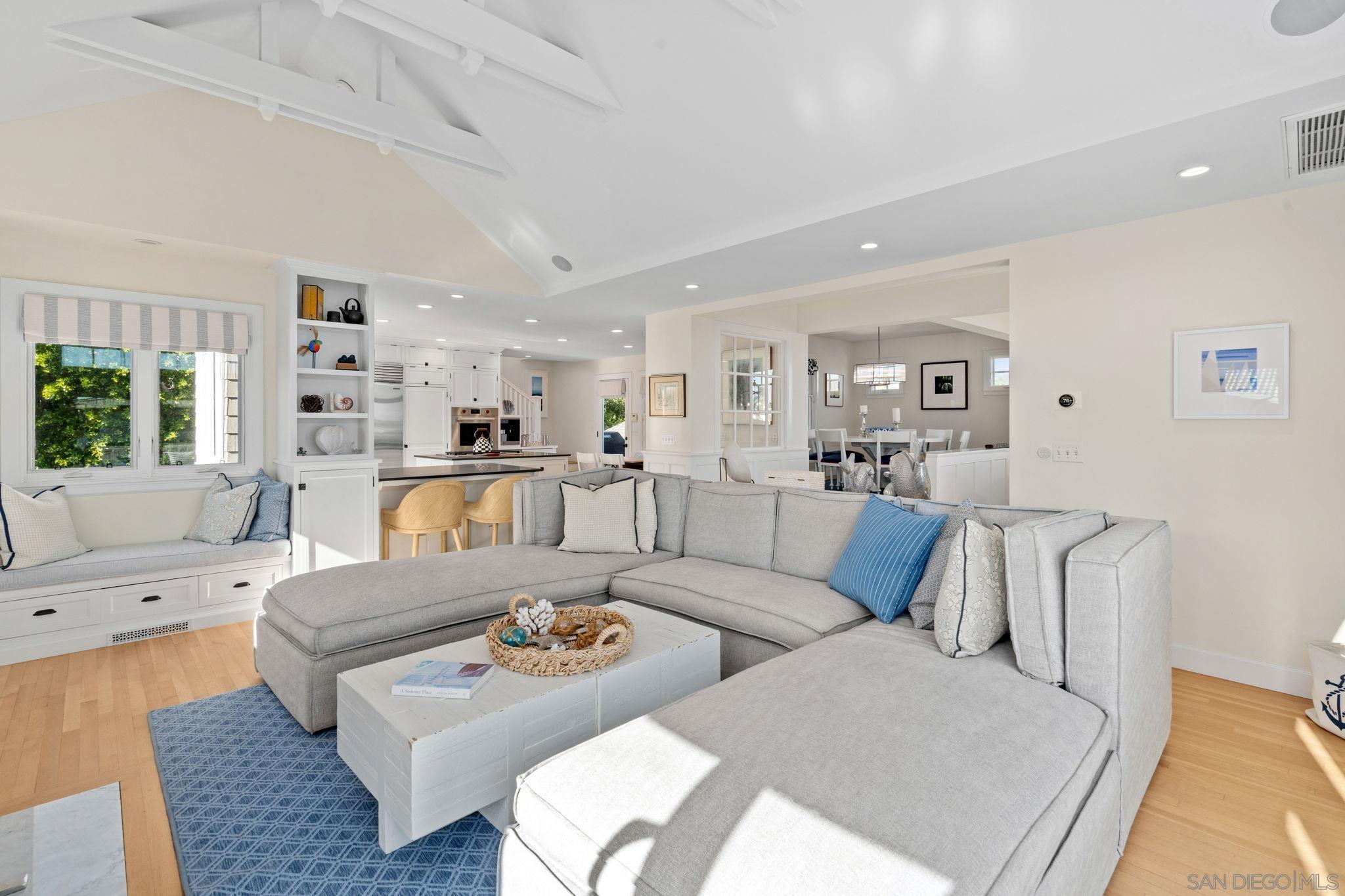 Detail Gallery Image 14 of 46 For 924  Scott St, San Diego,  CA 92106 - 4 Beds | 3/1 Baths