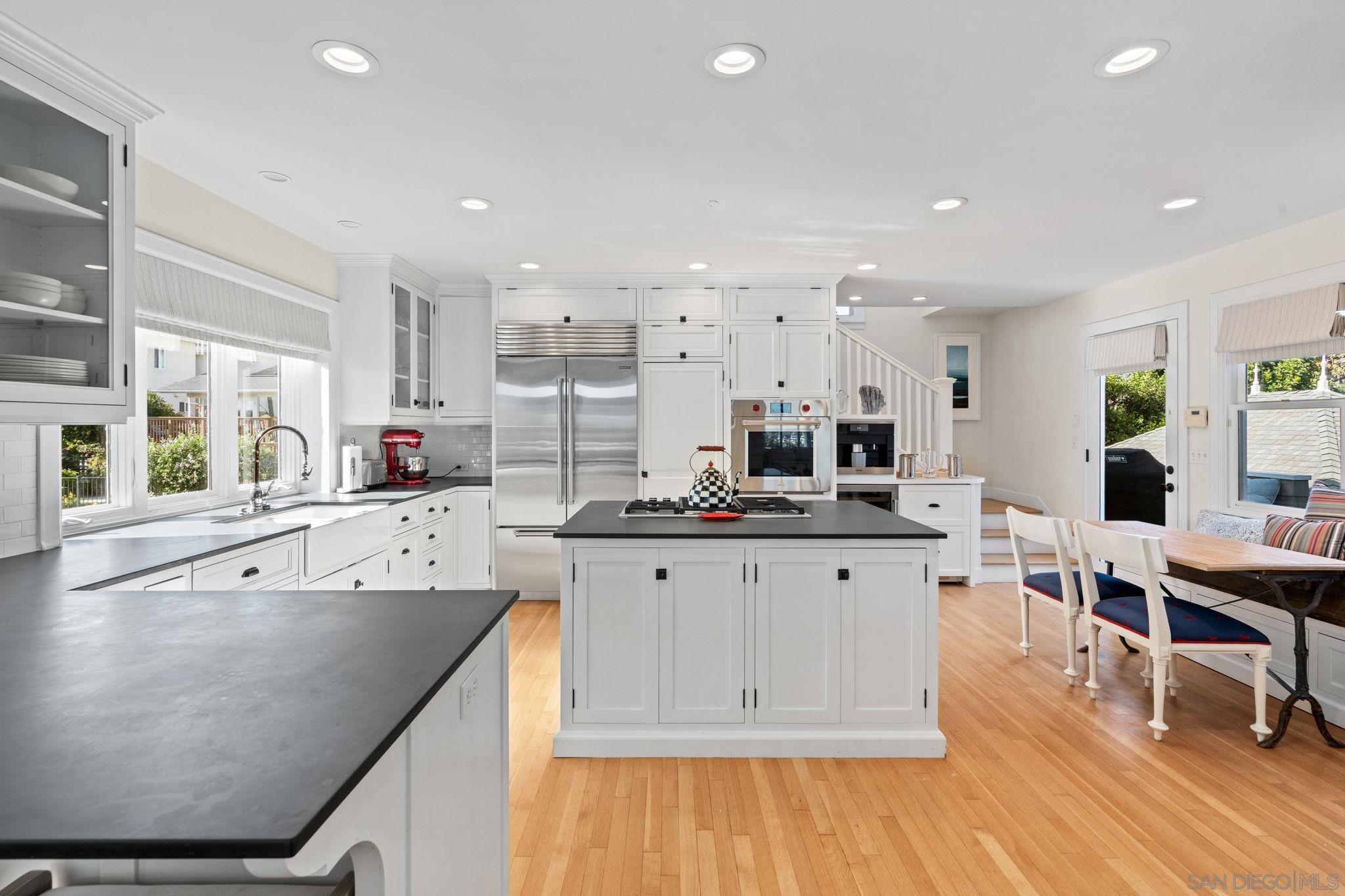 Detail Gallery Image 15 of 46 For 924  Scott St, San Diego,  CA 92106 - 4 Beds | 3/1 Baths