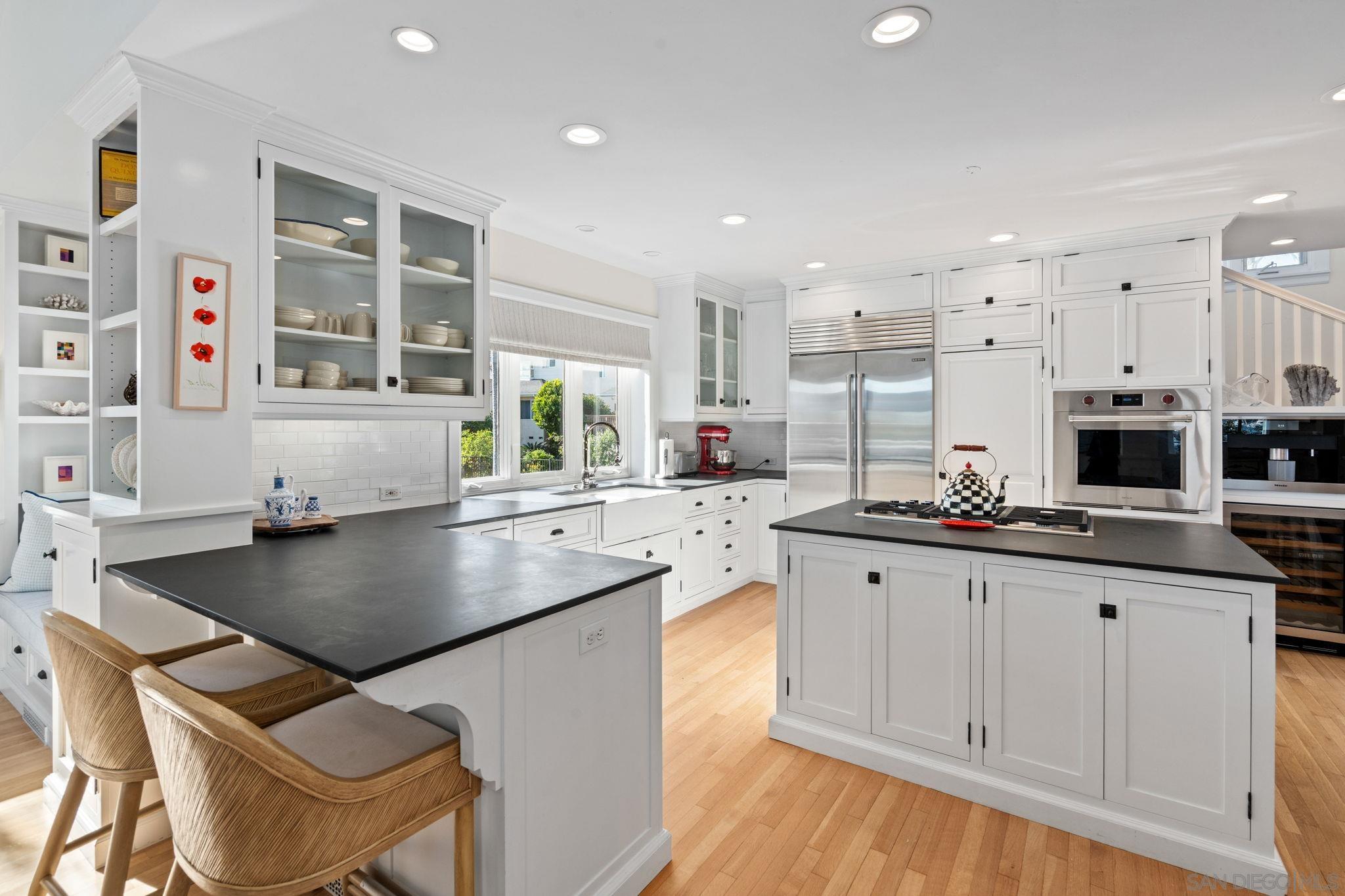 Detail Gallery Image 16 of 46 For 924  Scott St, San Diego,  CA 92106 - 4 Beds | 3/1 Baths