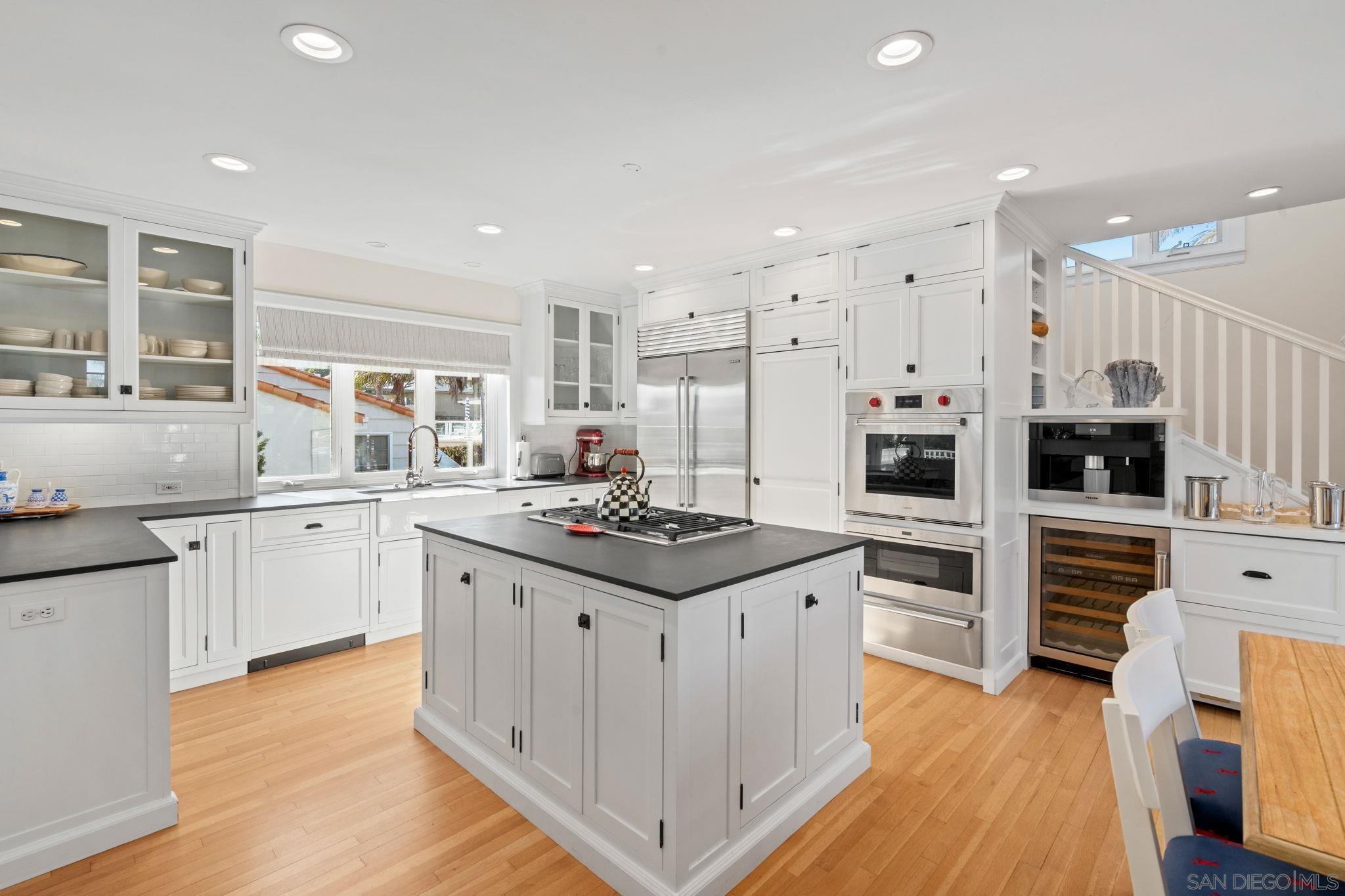 Detail Gallery Image 17 of 46 For 924  Scott St, San Diego,  CA 92106 - 4 Beds | 3/1 Baths