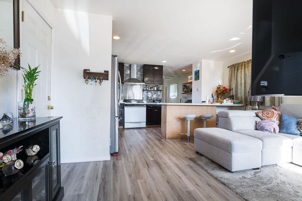 Detail Gallery Image 3 of 25 For 4788  Auburn Dr, San Diego,  CA 92105 - 2 Beds | 2 Baths