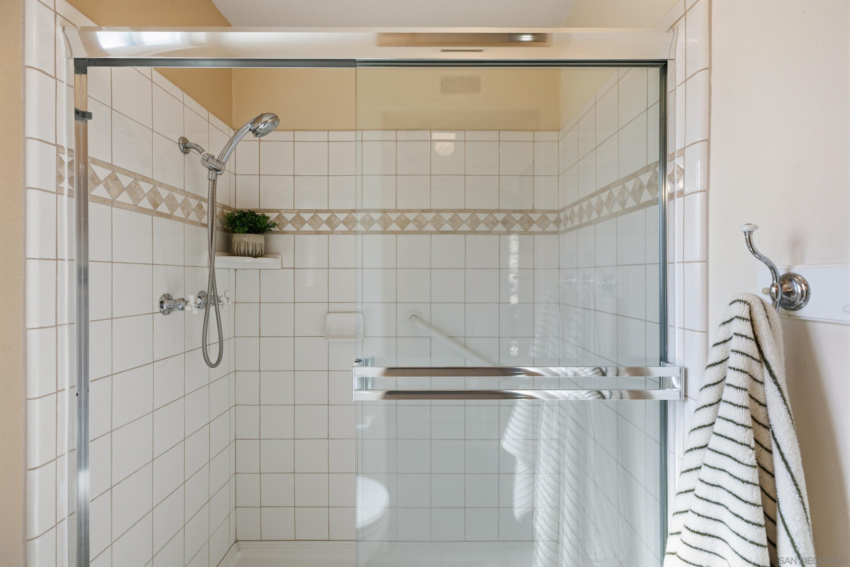 Detail Gallery Image 35 of 44 For 4676  Huggins, San Diego,  CA 92122 - 3 Beds | 2/1 Baths