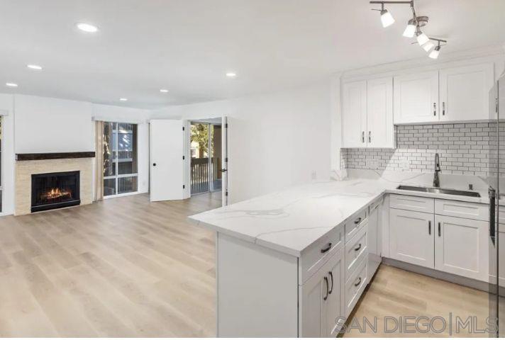 Detail Gallery Image 2 of 21 For 4600  Lamont St  #204,  San Diego,  CA 92109 - 2 Beds | 2 Baths