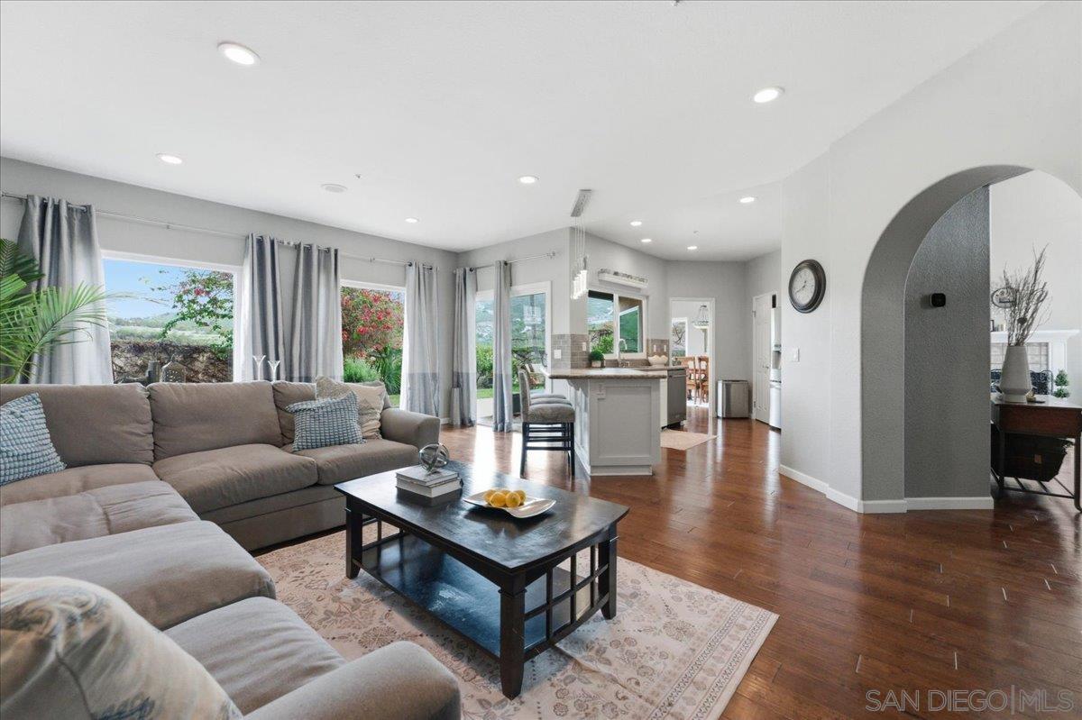 Detail Gallery Image 14 of 61 For 2701  Isham Springs Ct, Spring Valley,  CA 91977 - 3 Beds | 2/1 Baths