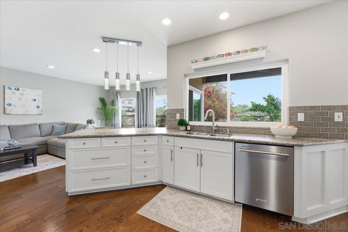 Detail Gallery Image 8 of 61 For 2701  Isham Springs Ct, Spring Valley,  CA 91977 - 3 Beds | 2/1 Baths