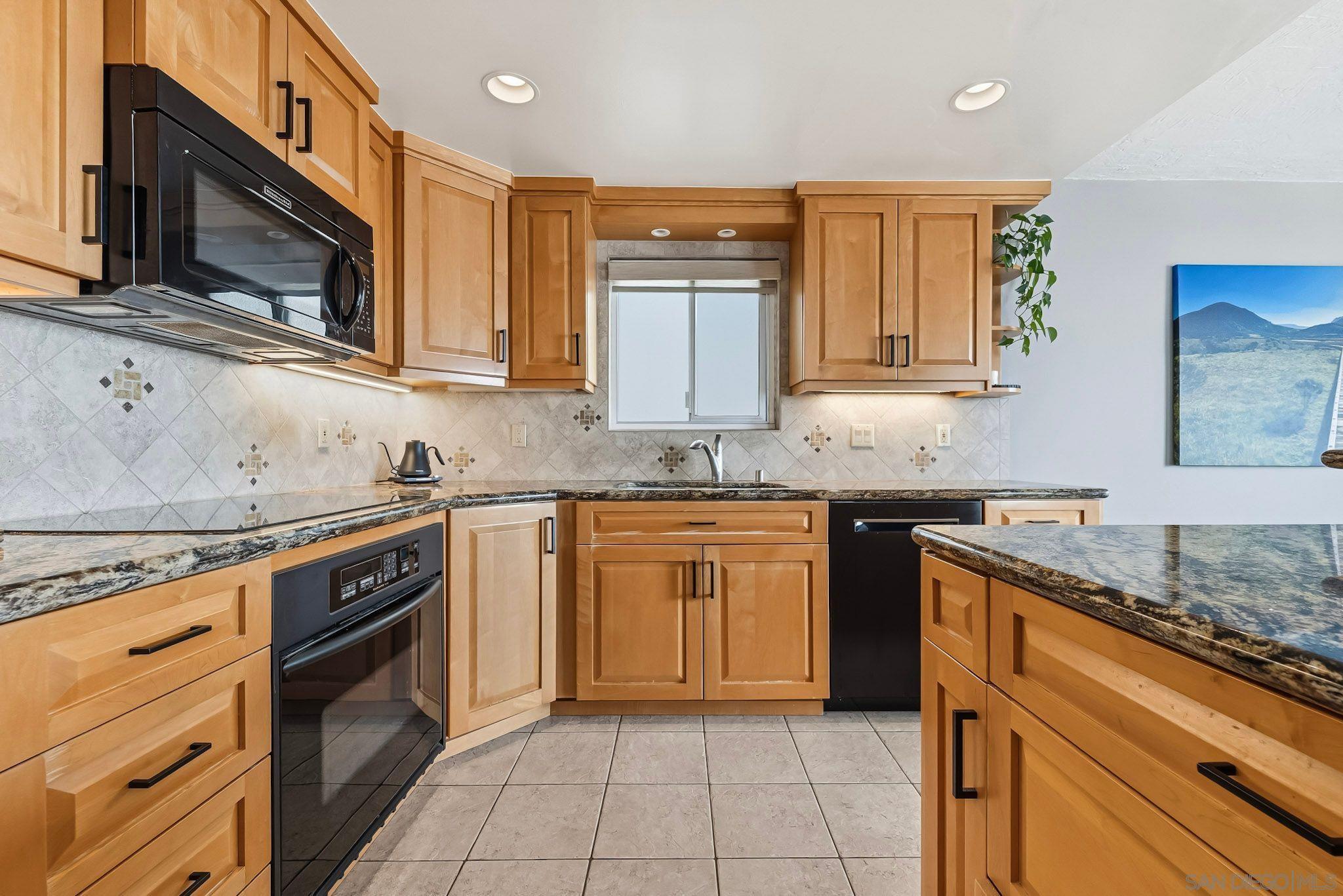 Detail Gallery Image 12 of 29 For 1828  Linwood St  #1,  San Diego,  CA 92110 - 2 Beds | 2 Baths