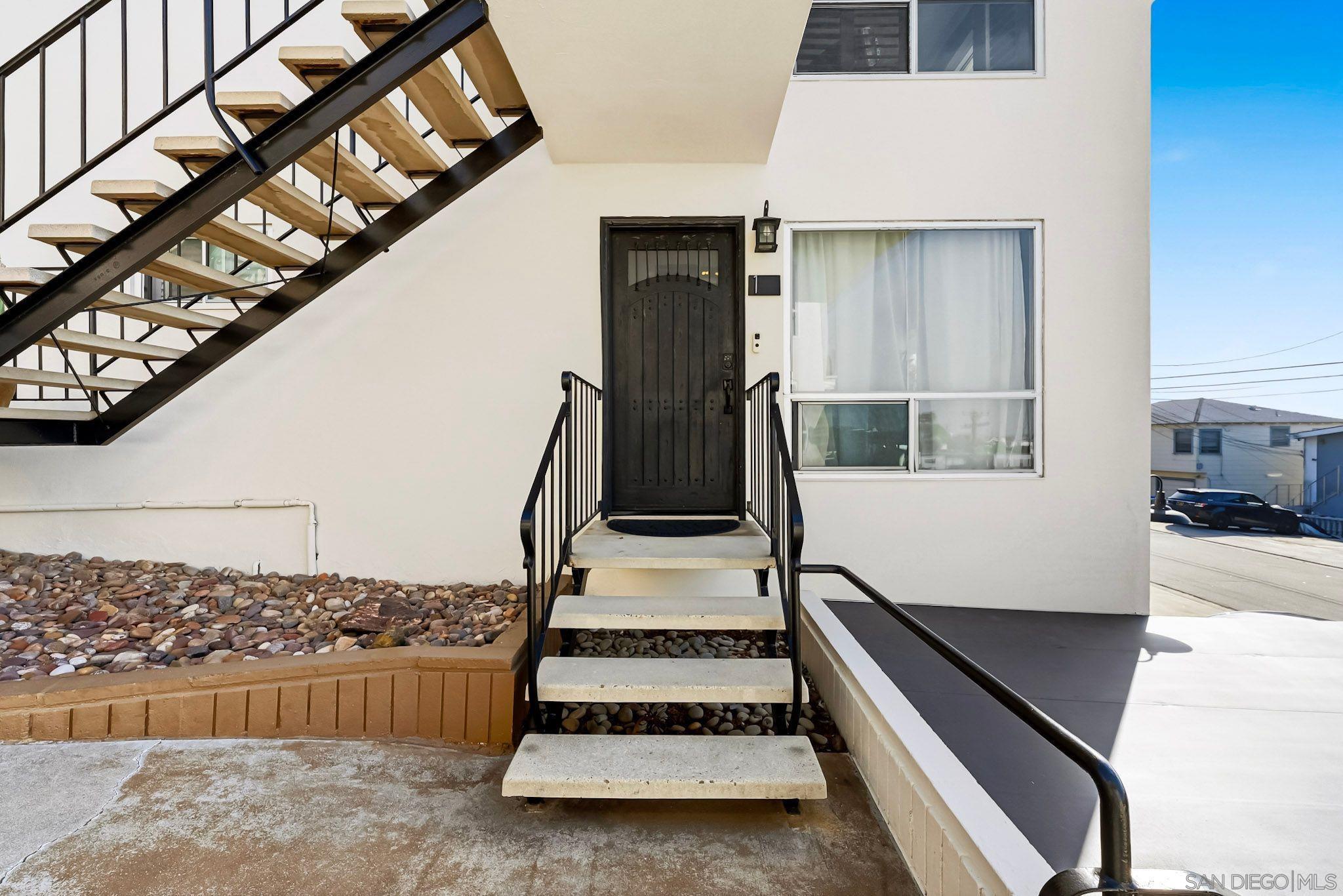 Detail Gallery Image 4 of 29 For 1828  Linwood St  #1,  San Diego,  CA 92110 - 2 Beds | 2 Baths