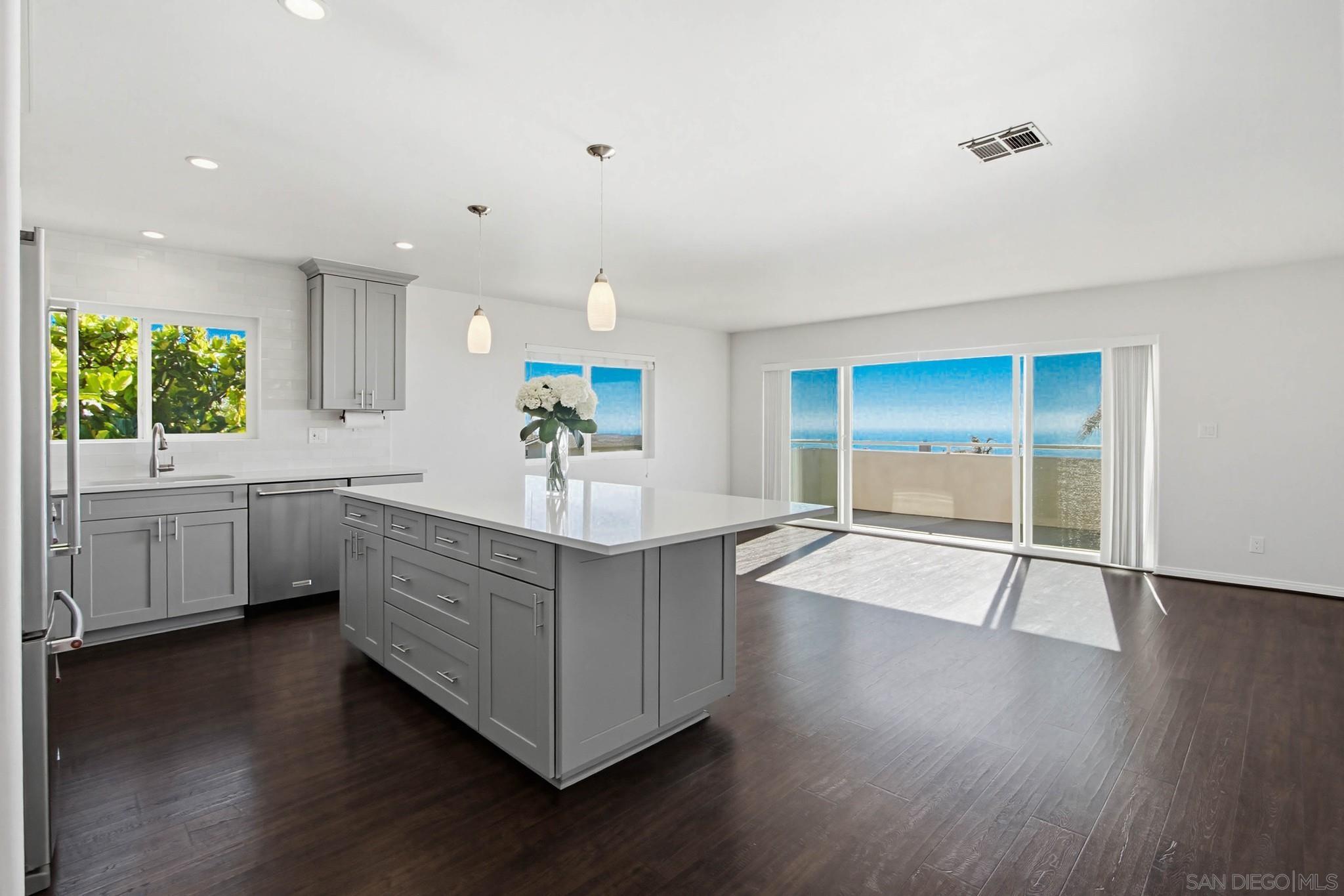 Detail Gallery Image 8 of 25 For 2044  Edinburg Avenue, Cardiff By The Sea,  CA 92007 - 4 Beds | 3 Baths