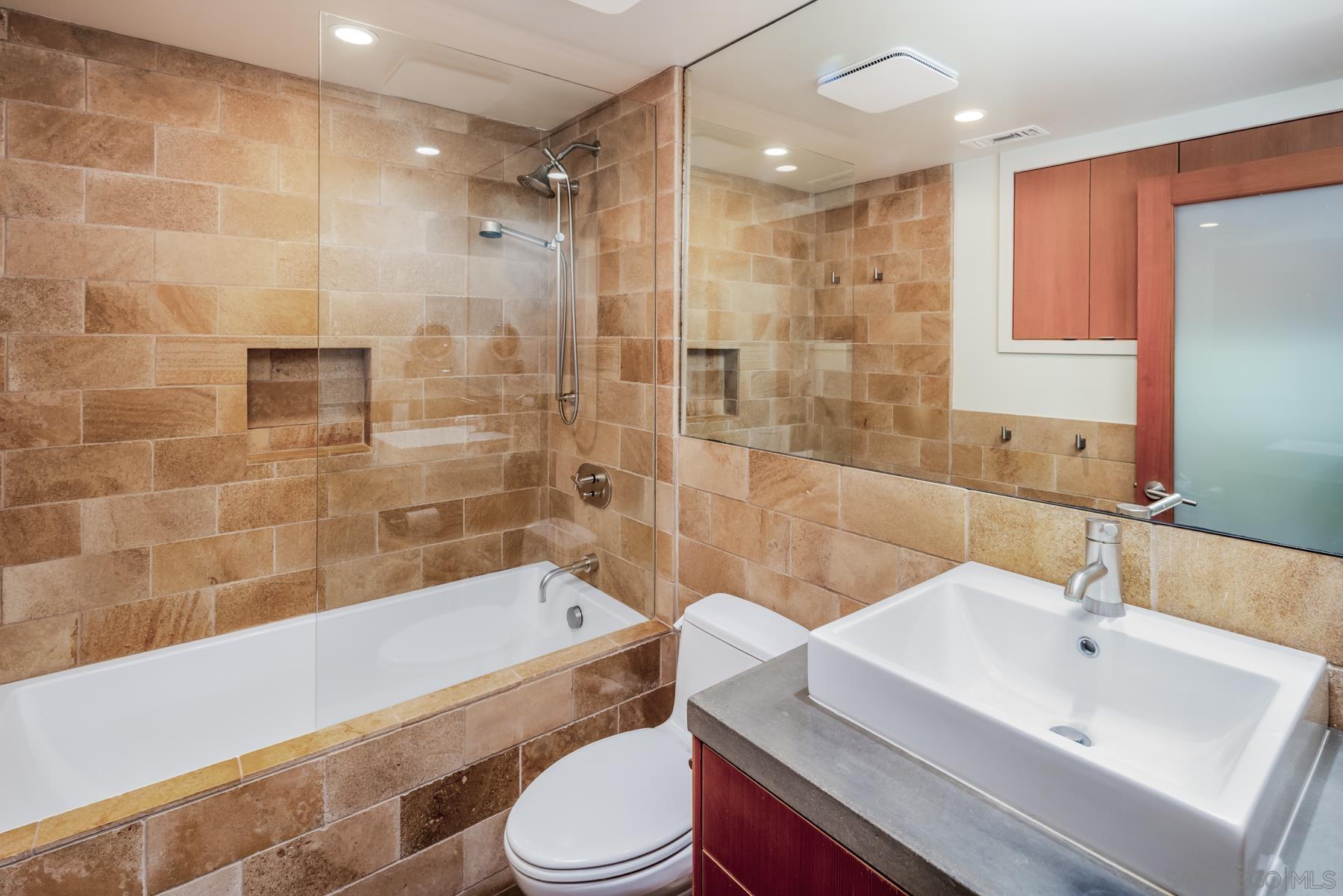 Detail Gallery Image 21 of 34 For 330  Neptune Ave, Encinitas,  CA 92024 - 3 Beds | 3 Baths