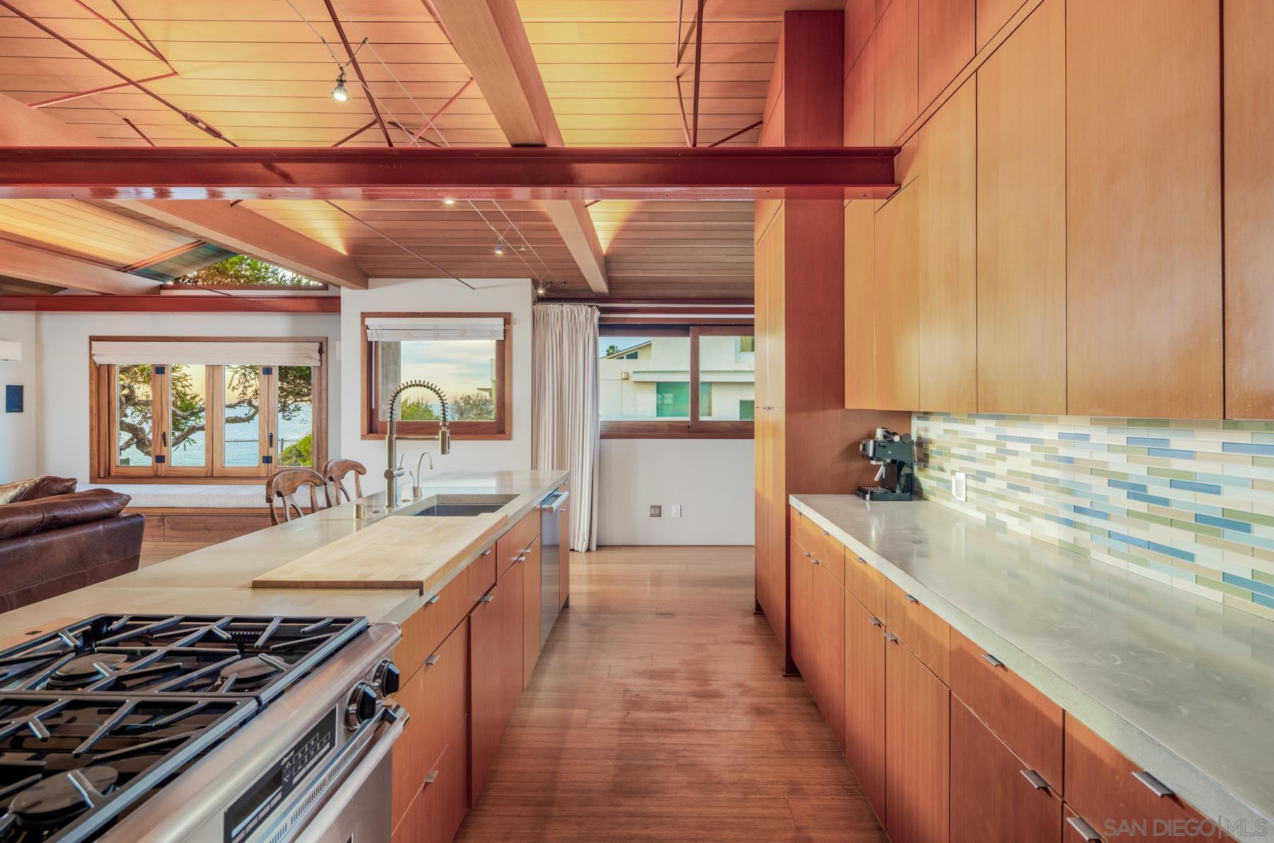 Detail Gallery Image 10 of 34 For 330  Neptune Ave, Encinitas,  CA 92024 - 3 Beds | 3 Baths