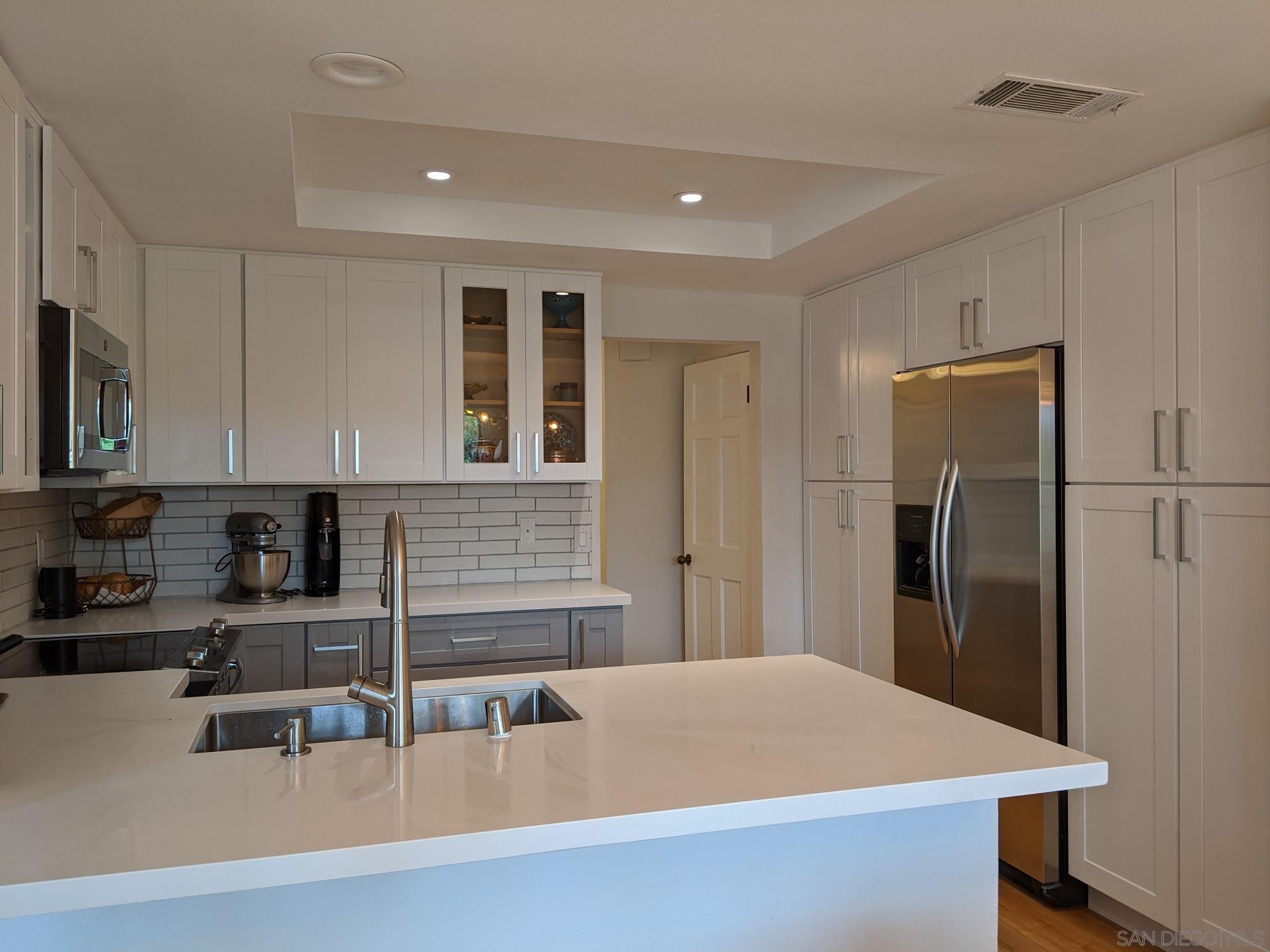 Detail Gallery Image 3 of 15 For 8030  via San Saba, San Diego,  CA 92122 - 2 Beds | 2/1 Baths