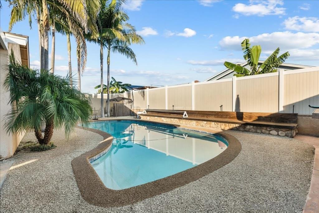 Detail Gallery Image 12 of 17 For 10853  Westonhill Dr, San Diego,  CA 92126 - 3 Beds | 2 Baths